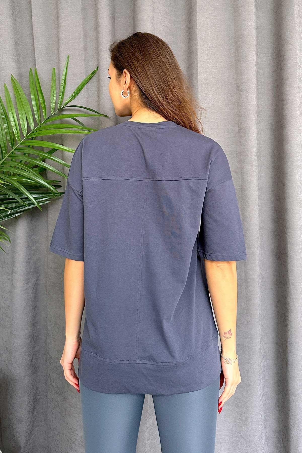 ETEĞİ YIRTMAÇ DETAYLI OVERSİZE PARÇALI TİŞÖRT FÜME