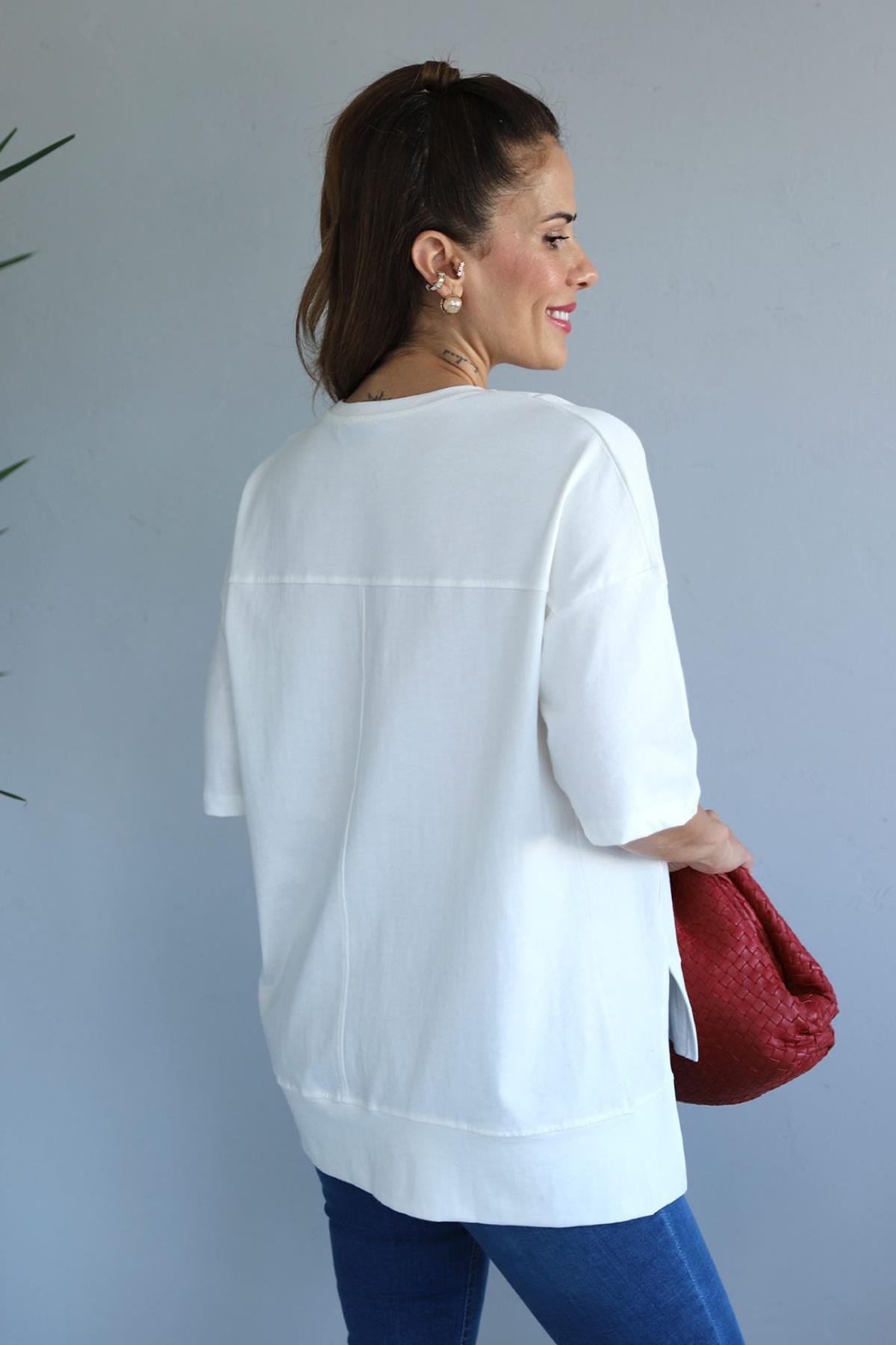 ETEĞİ YIRTMAÇ DETAYLI OVERSİZE PARÇALI TİŞÖRT BEYAZ