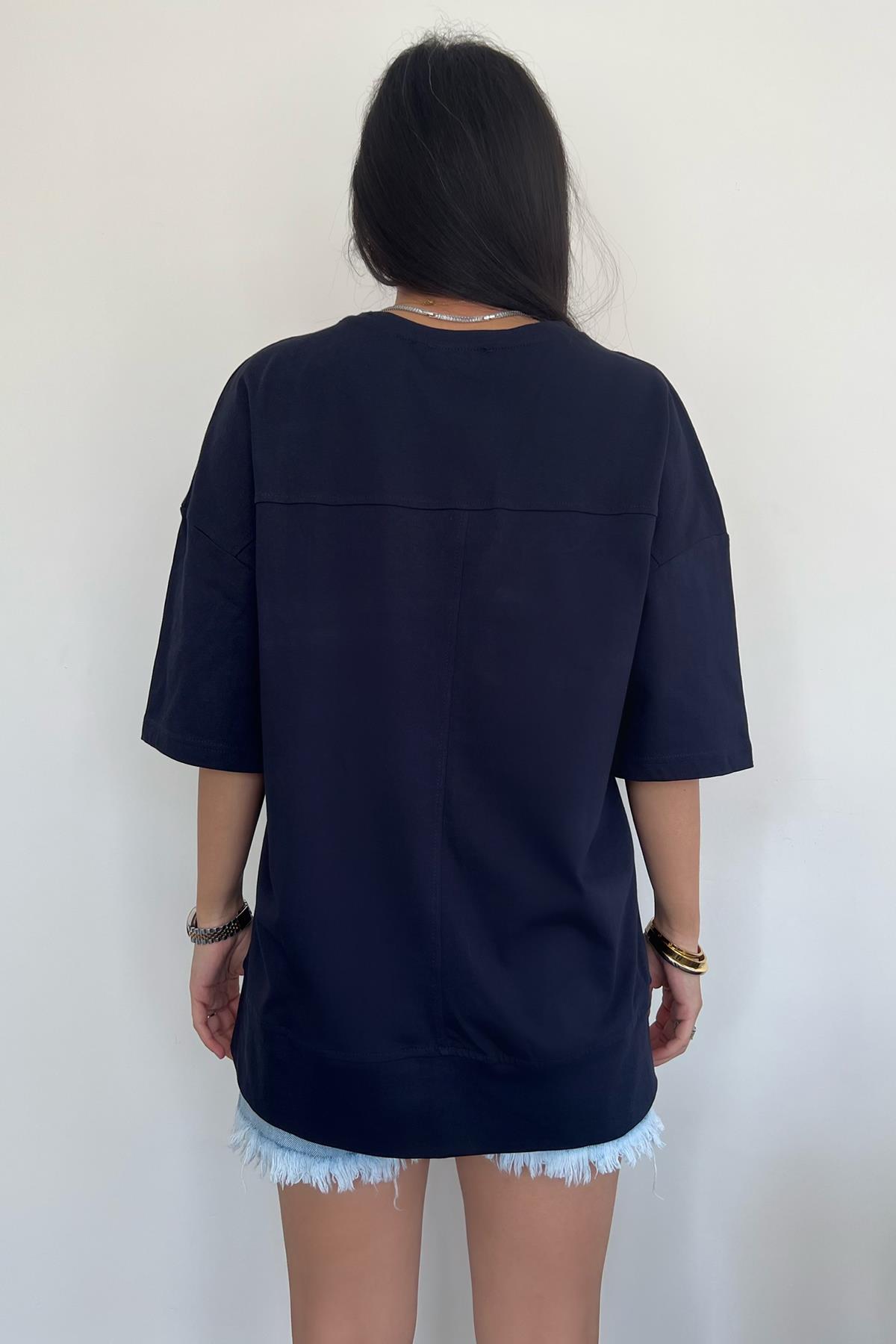 ETEĞİ YIRTMAÇ DETAYLI OVERSİZE PARÇALI TİŞÖRT LACİVERT