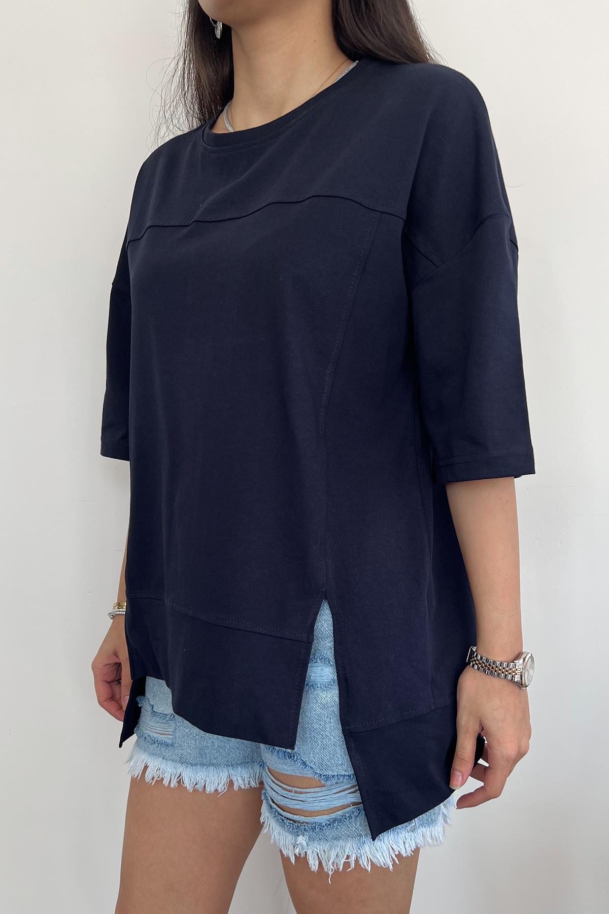 ETEĞİ YIRTMAÇ DETAYLI OVERSİZE PARÇALI TİŞÖRT LACİVERT