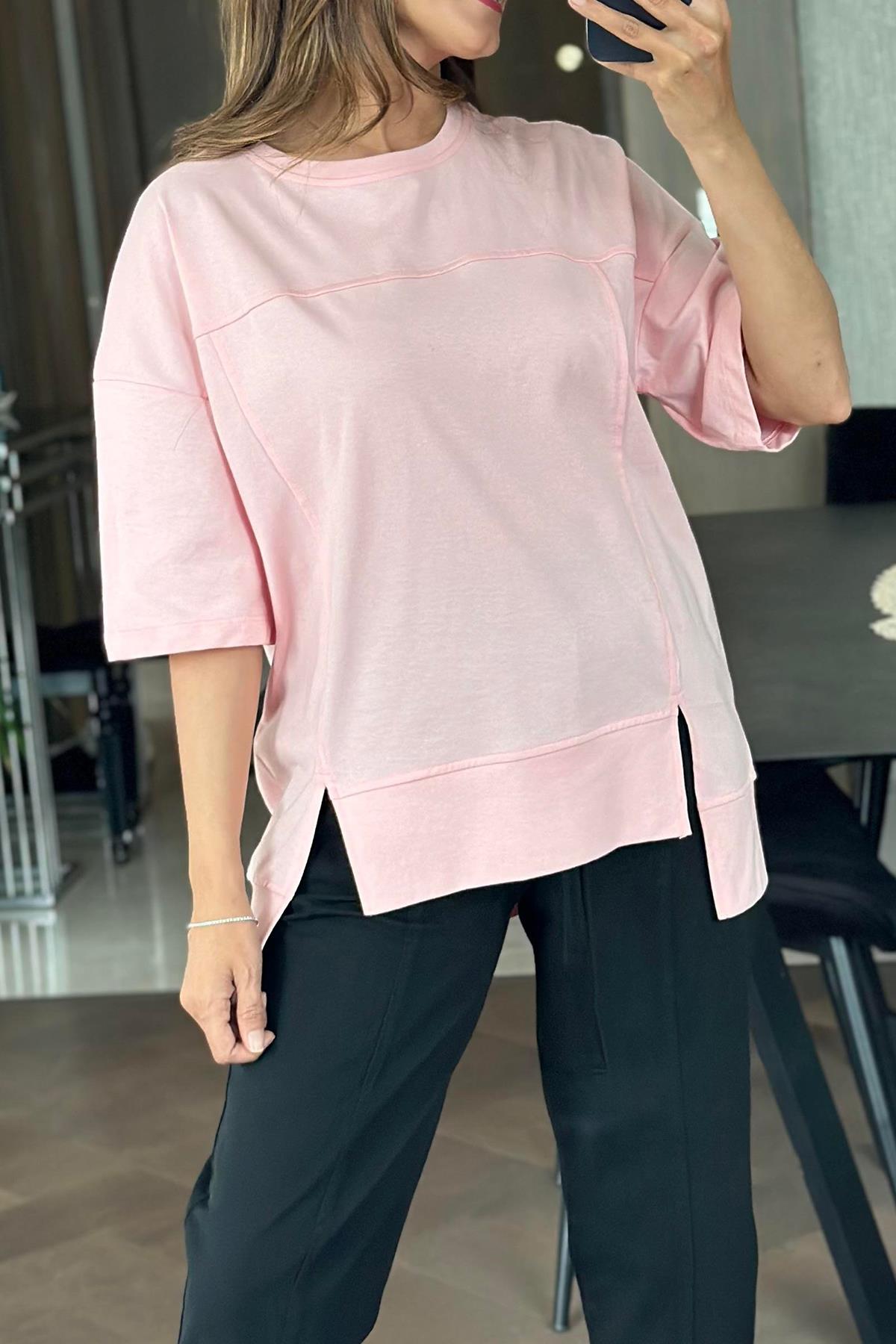 ETEĞİ YIRTMAÇ DETAYLI OVERSİZE PARÇALI TİŞÖRT PEMBE