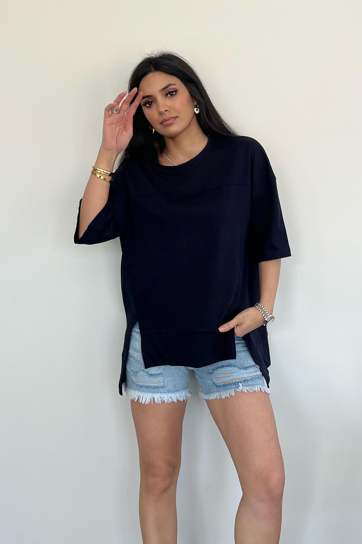 ETEĞİ YIRTMAÇ DETAYLI OVERSİZE PARÇALI TİŞÖRT LACİVERT