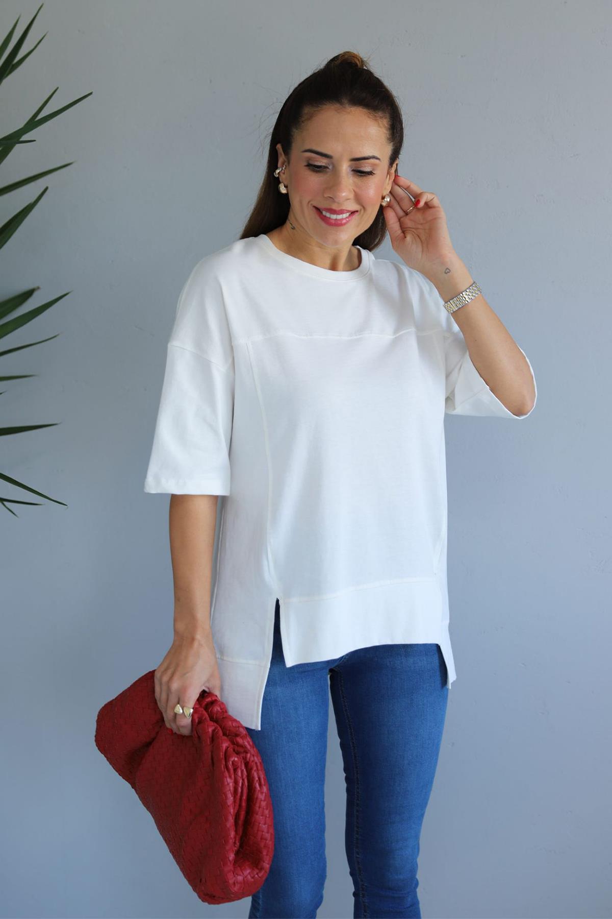 ETEĞİ YIRTMAÇ DETAYLI OVERSİZE PARÇALI TİŞÖRT BEYAZ