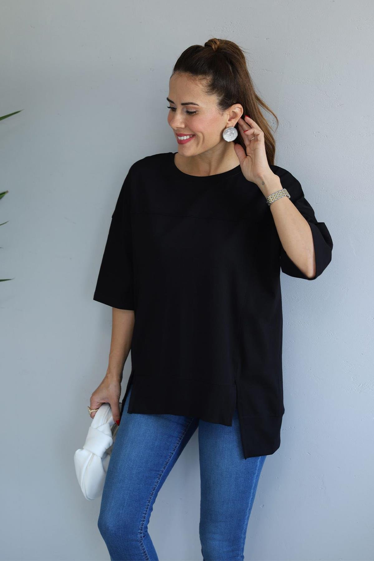 ETEĞİ YIRTMAÇ DETAYLI OVERSİZE PARÇALI TİŞÖRT SİYAH