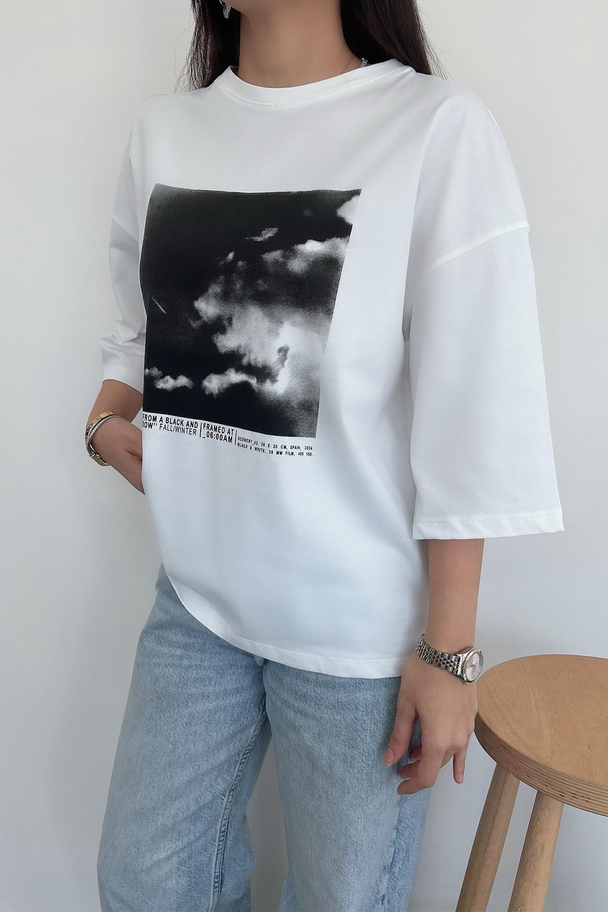 FRAME BASKILI ARKASI DETAYLI TİŞÖRT BEYAZ