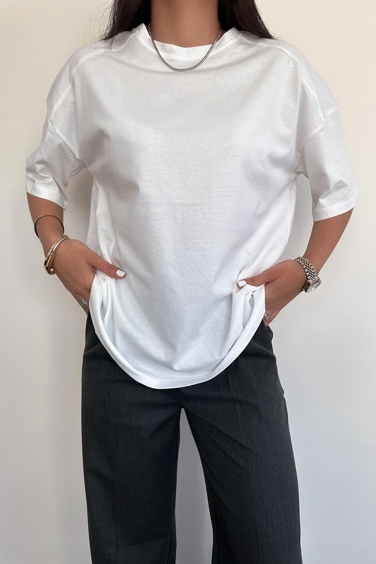 KISA KOLLU OVERSİZE OMZU PATLI TİŞÖRT BEYAZ