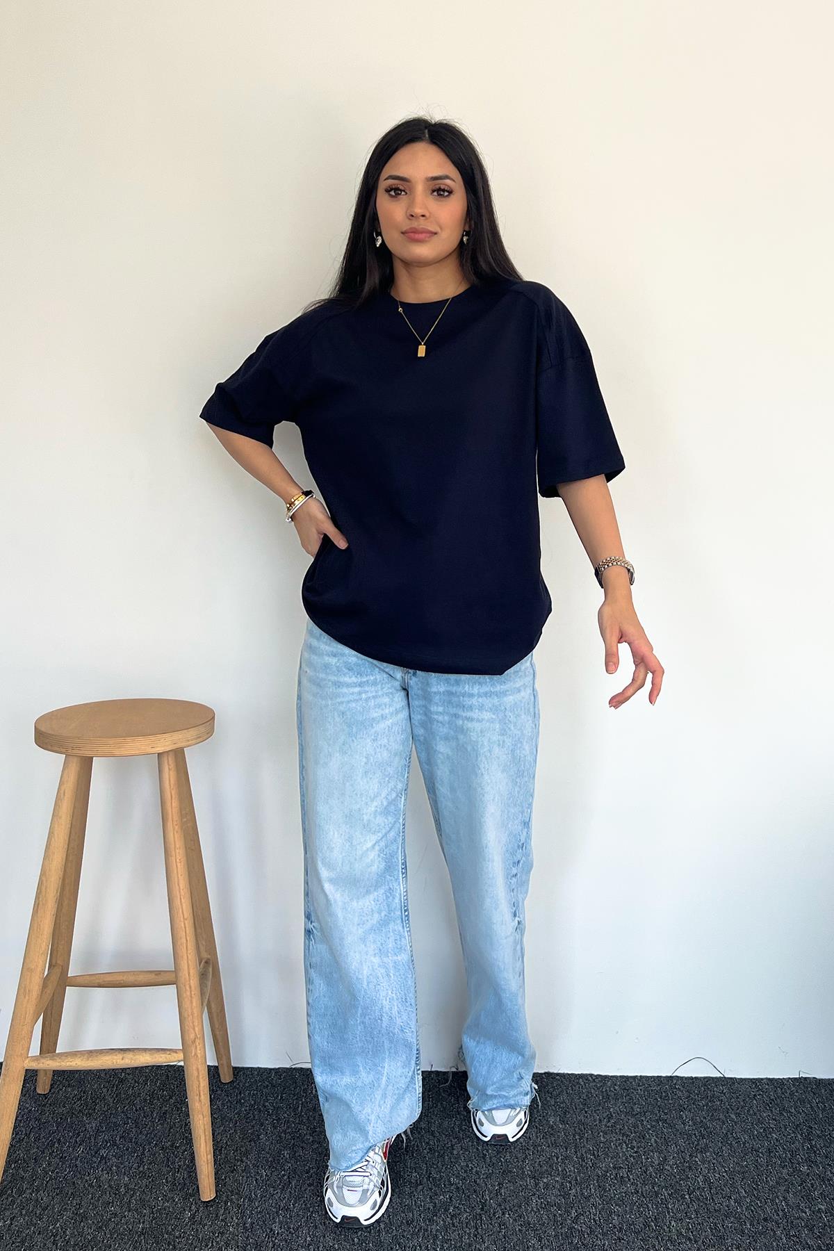 KISA KOLLU OVERSİZE OMZU PATLI TİŞÖRT LACİVERT