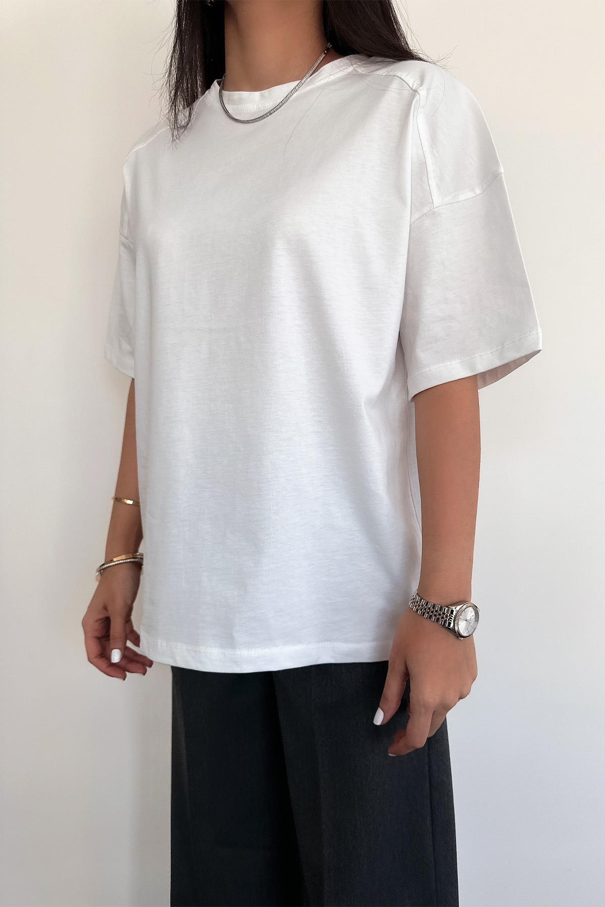 KISA KOLLU OVERSİZE OMZU PATLI TİŞÖRT BEYAZ