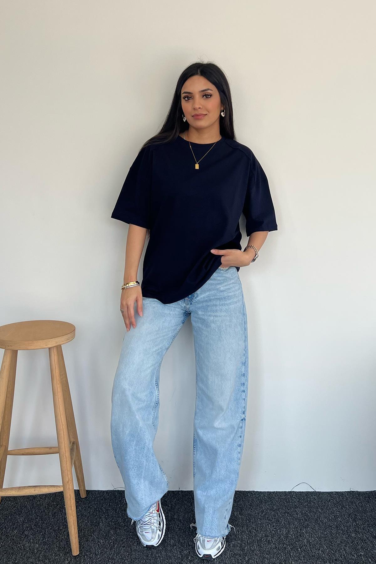KISA KOLLU OVERSİZE OMZU PATLI TİŞÖRT LACİVERT