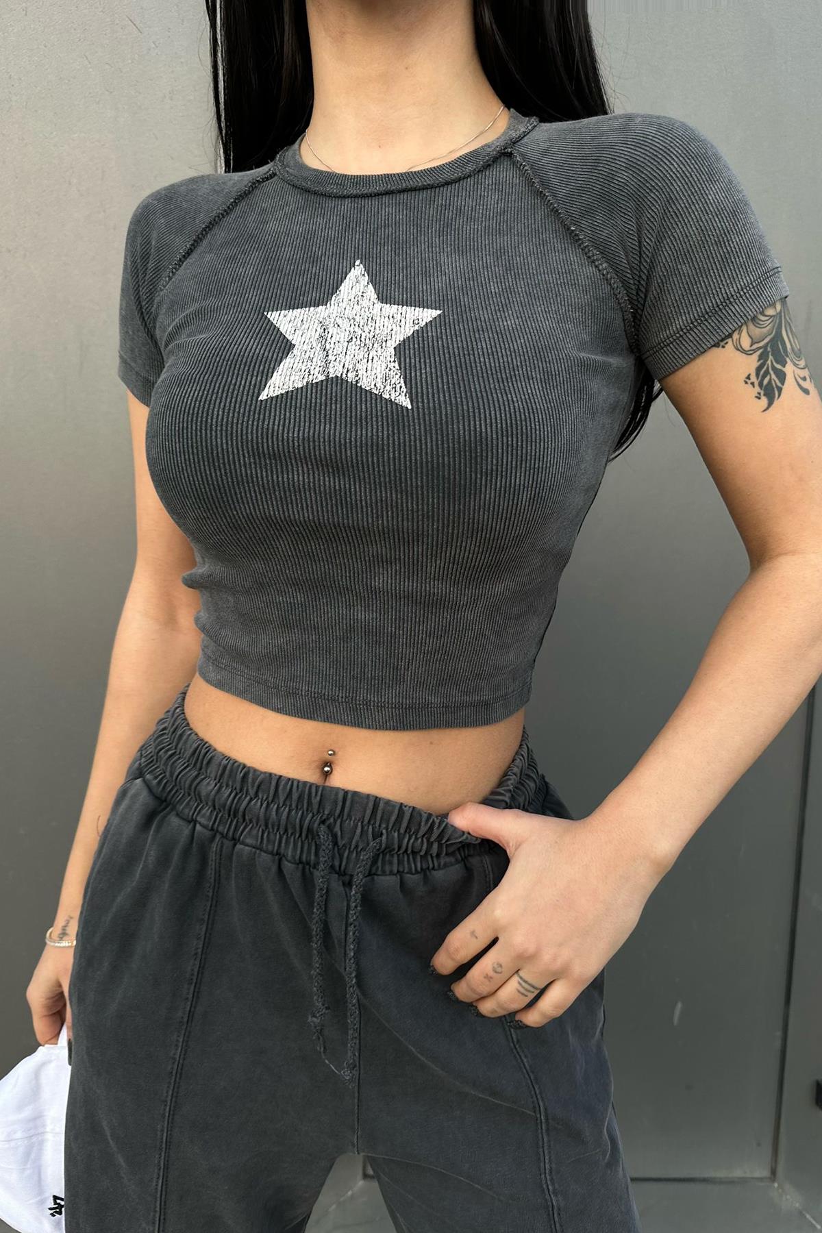 YIKAMALI YILDIZ BASKILI CROP TİŞÖRT GRİ