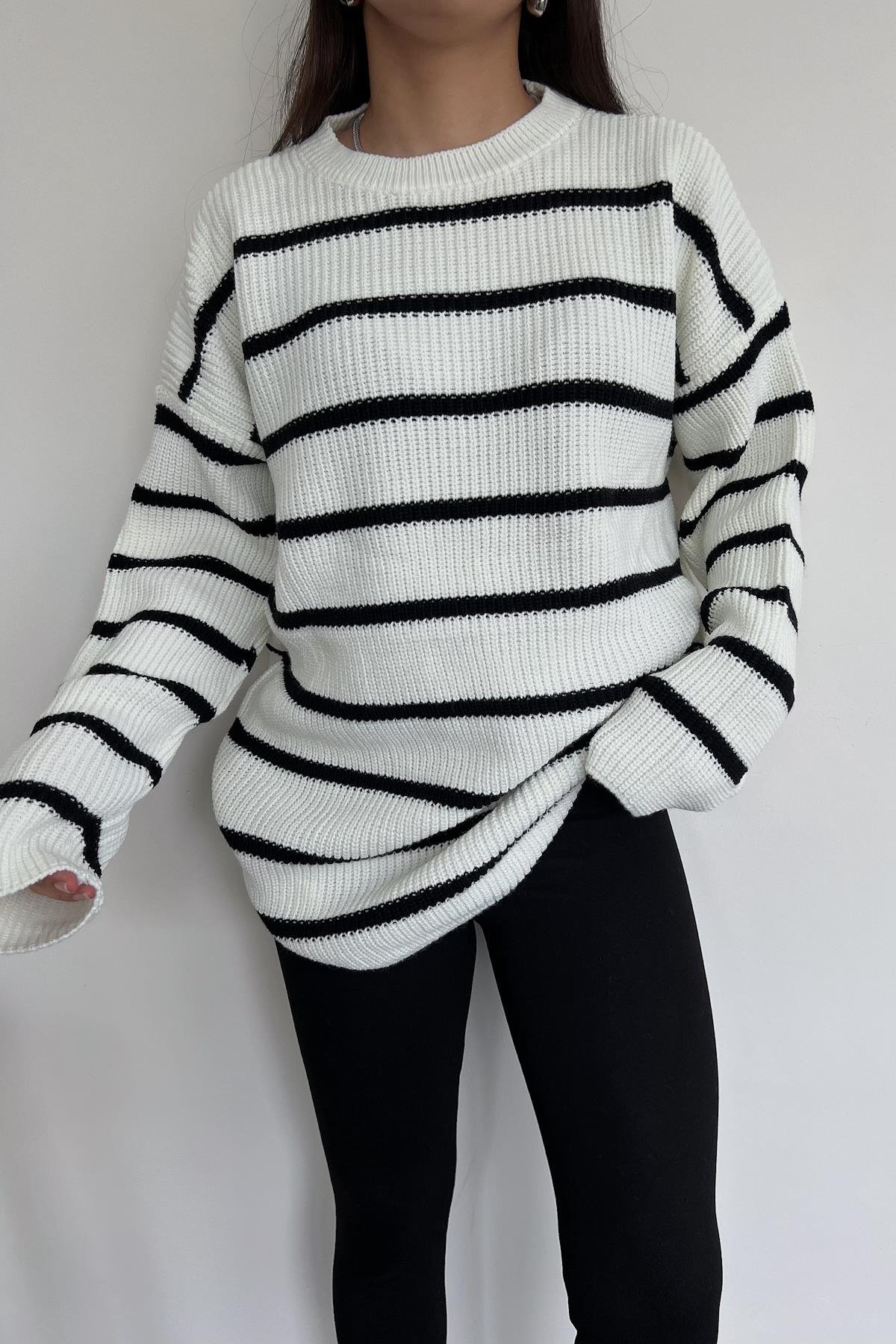 GESTREIFTER STRICKPULLOVER MIT RUNDHALS