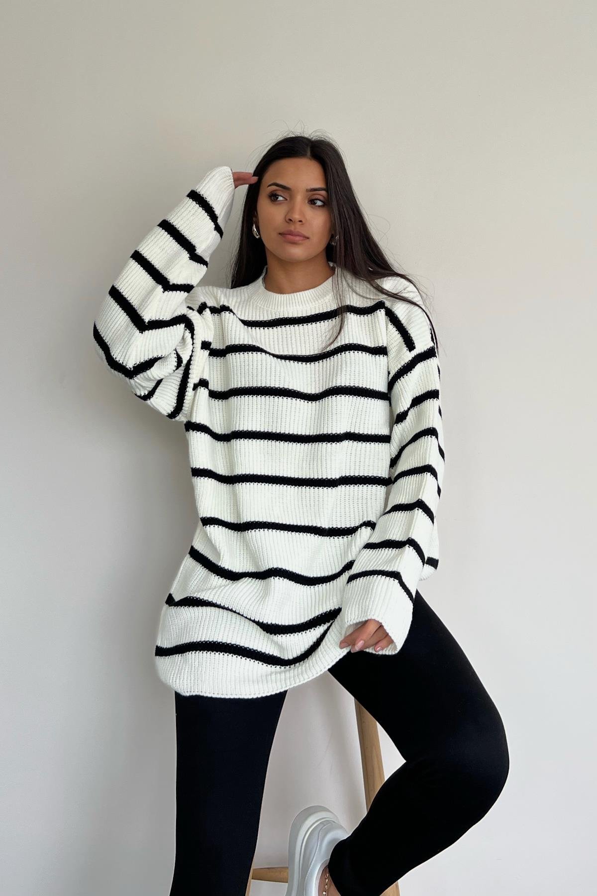 GESTREIFTER STRICKPULLOVER MIT RUNDHALS