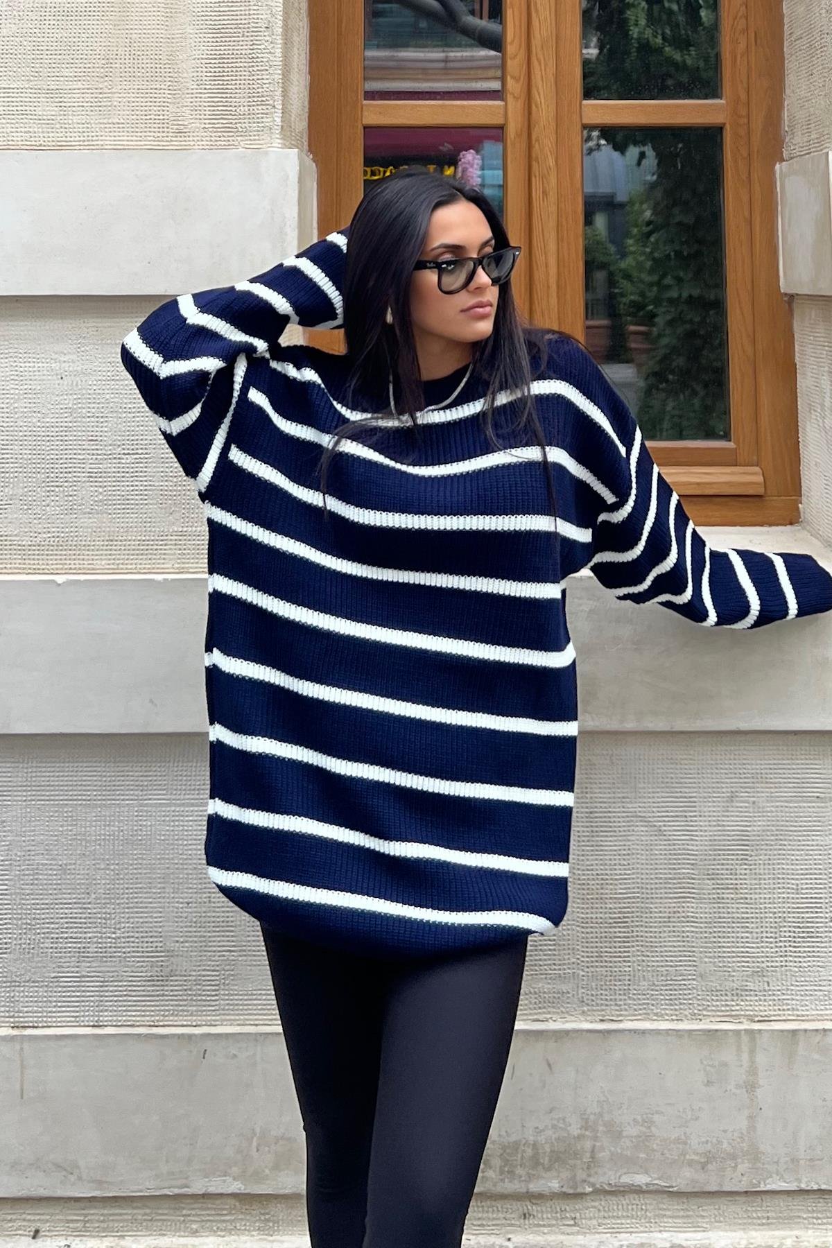STRIPED CREW NECK KNIT SWEATER