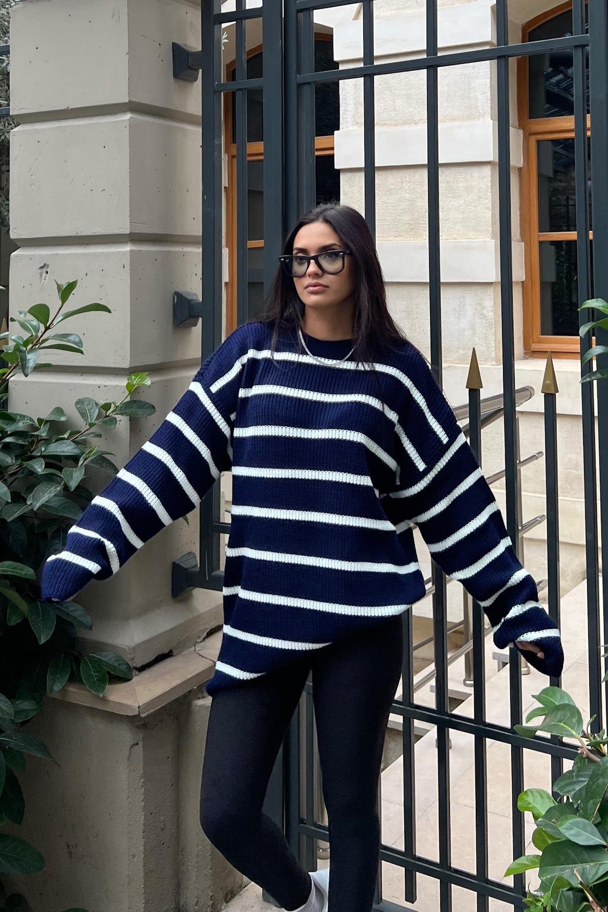 STRIPED CREW NECK KNIT SWEATER