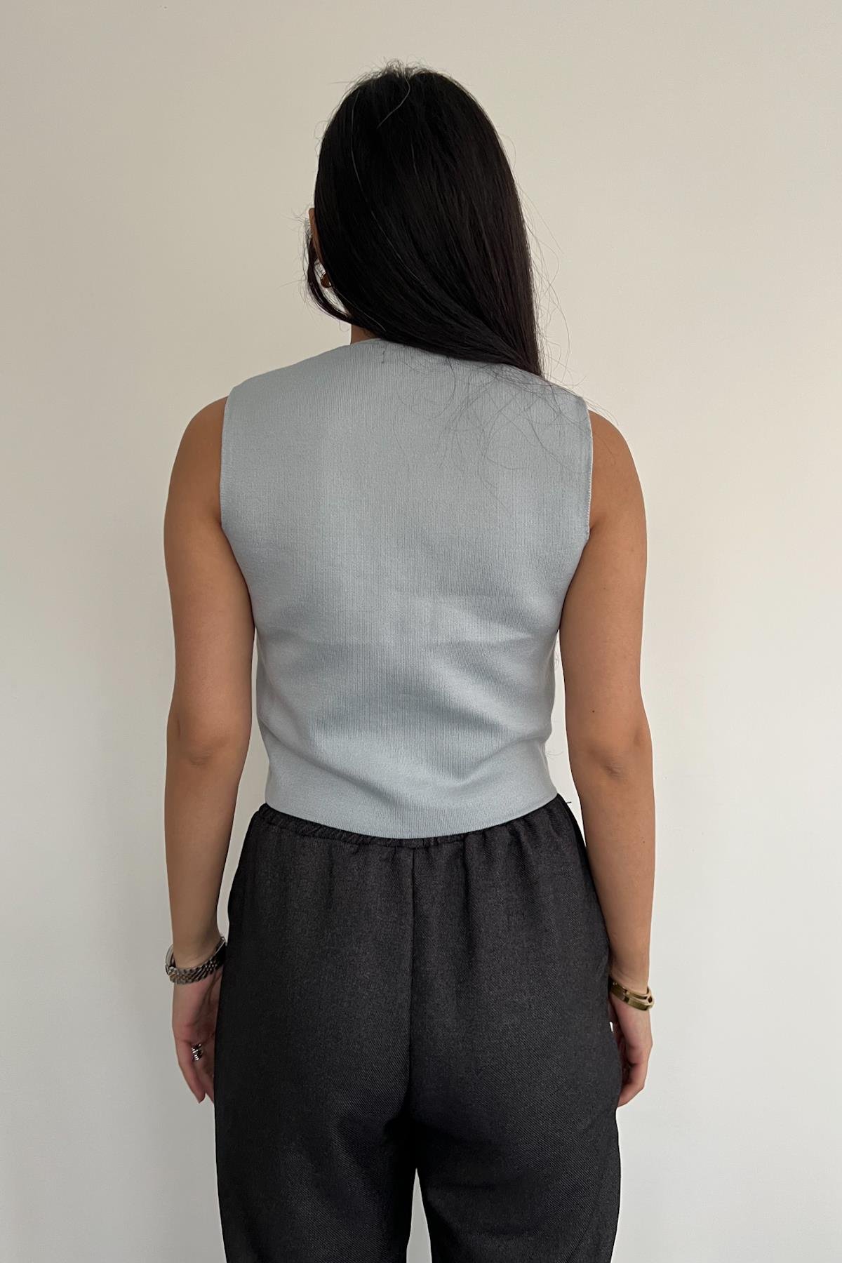 DÜĞMELİ TRİKO YELEK GRİ