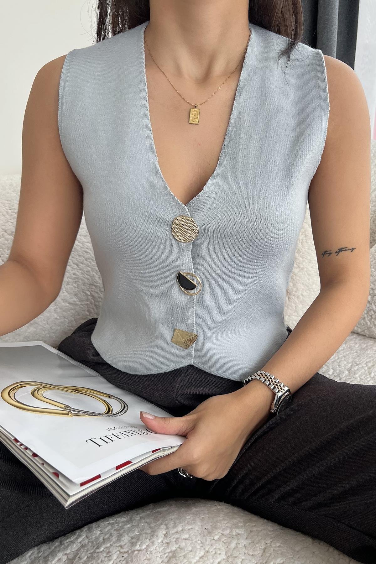 DÜĞMELİ TRİKO YELEK GRİ