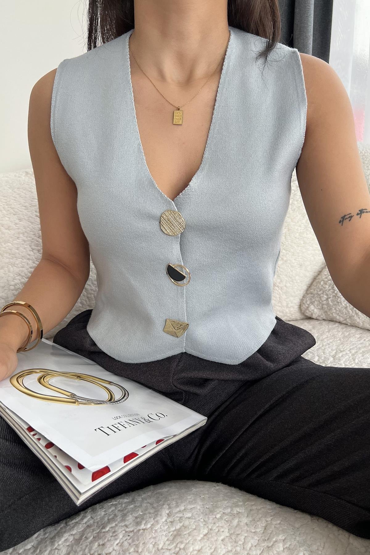 DÜĞMELİ TRİKO YELEK GRİ