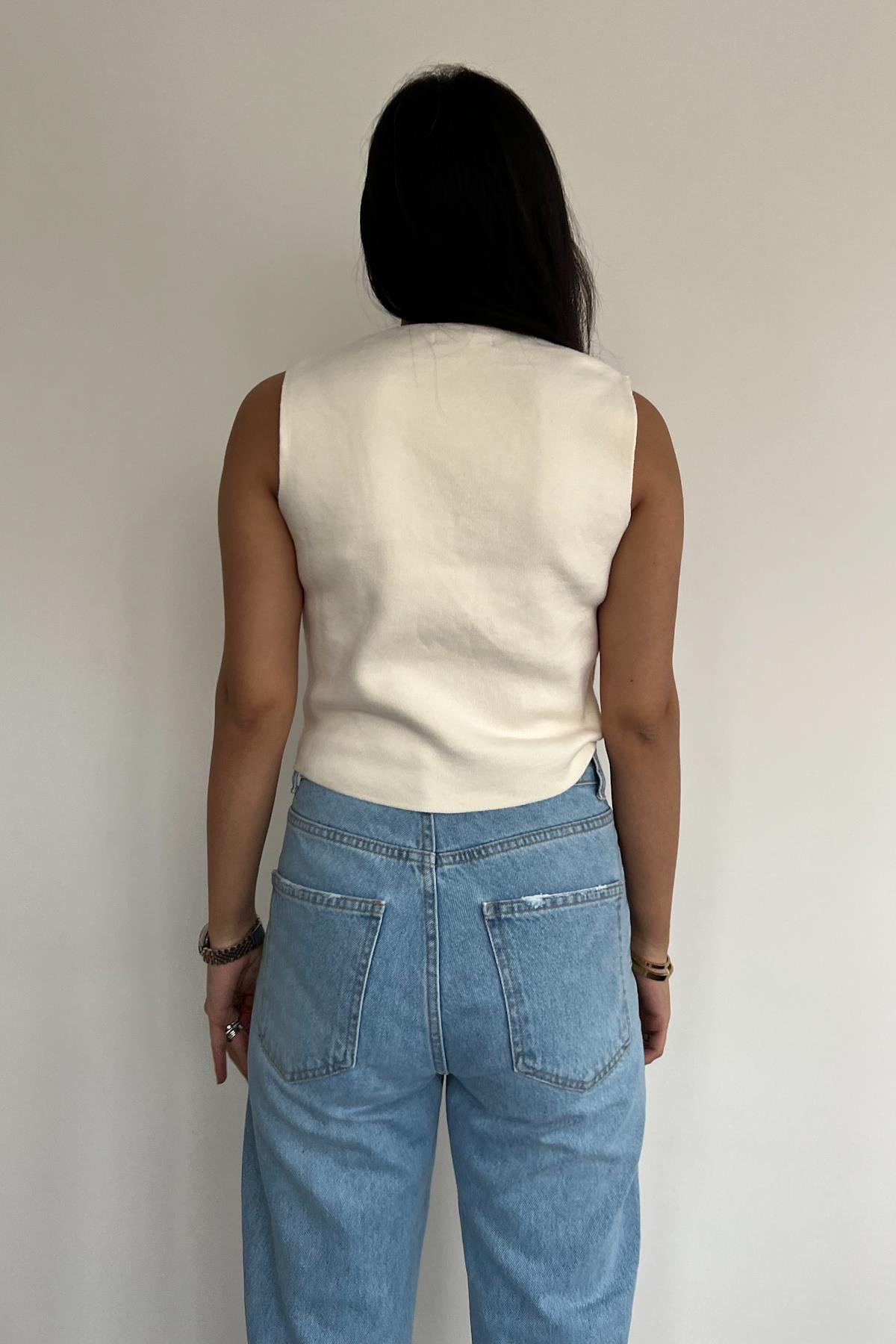 DÜĞMELİ TRİKO YELEK KREM