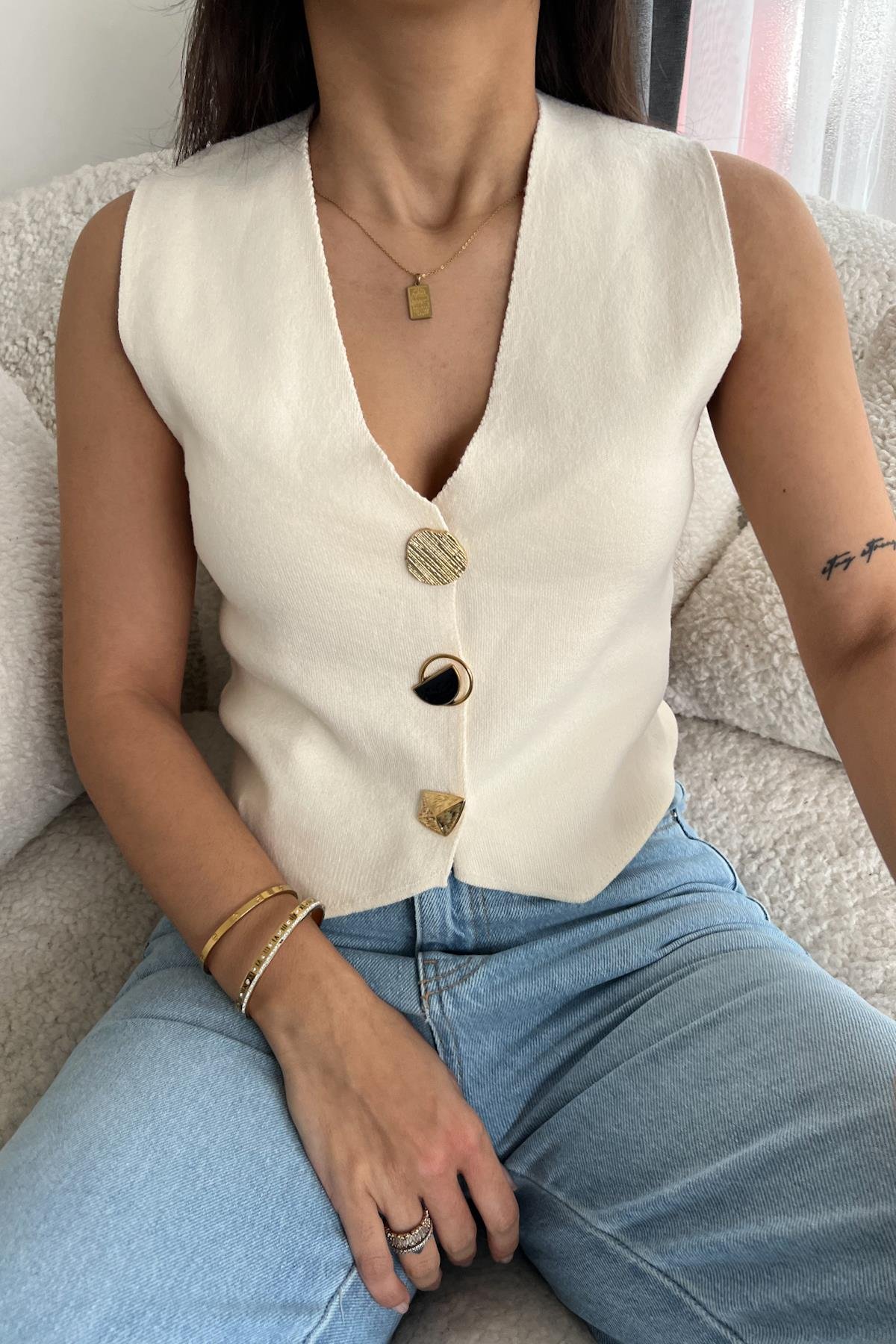 DÜĞMELİ TRİKO YELEK KREM