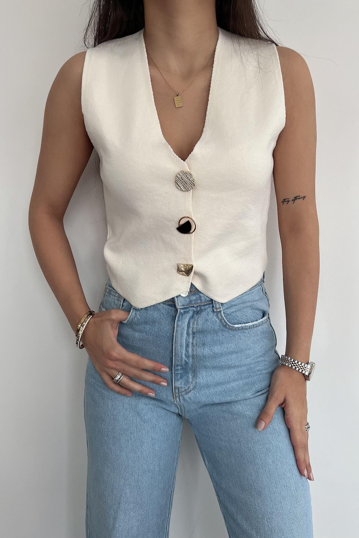 DÜĞMELİ TRİKO YELEK KREM