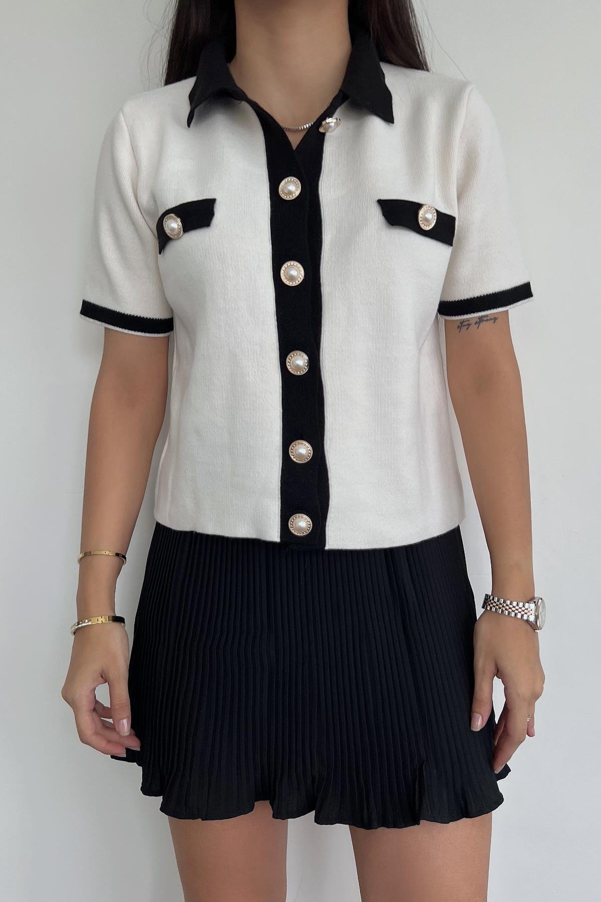 ТРИКОТАЖНЫЙ СВИТЕР С КОРОТКИМИ РУКАВАМИ И ЖЕМЧУЖНЫМИ ПУГОВИКАМИ