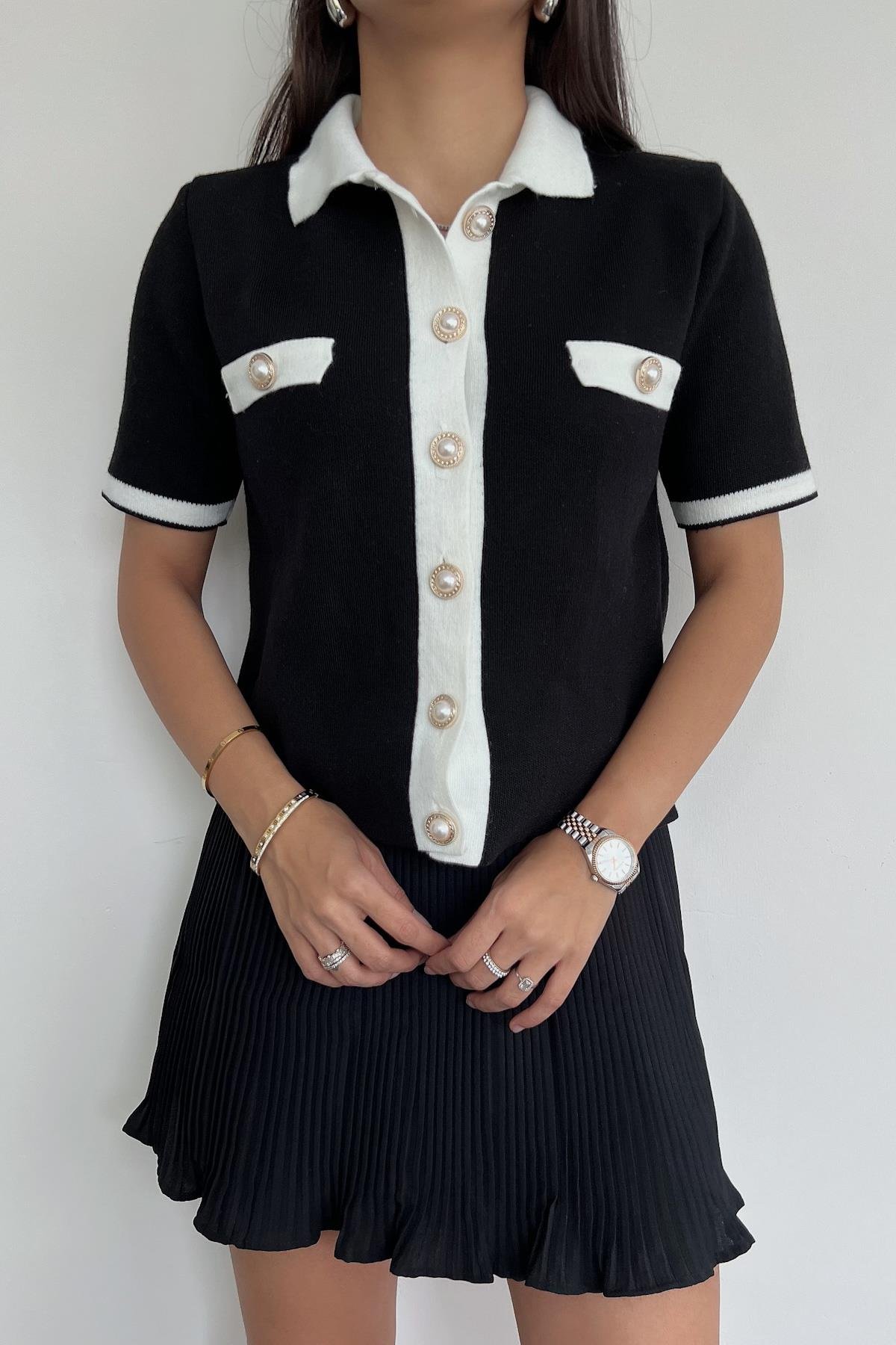 KURZÄRMELIGER STRICKPULLOVER MIT PERLENKNOPF