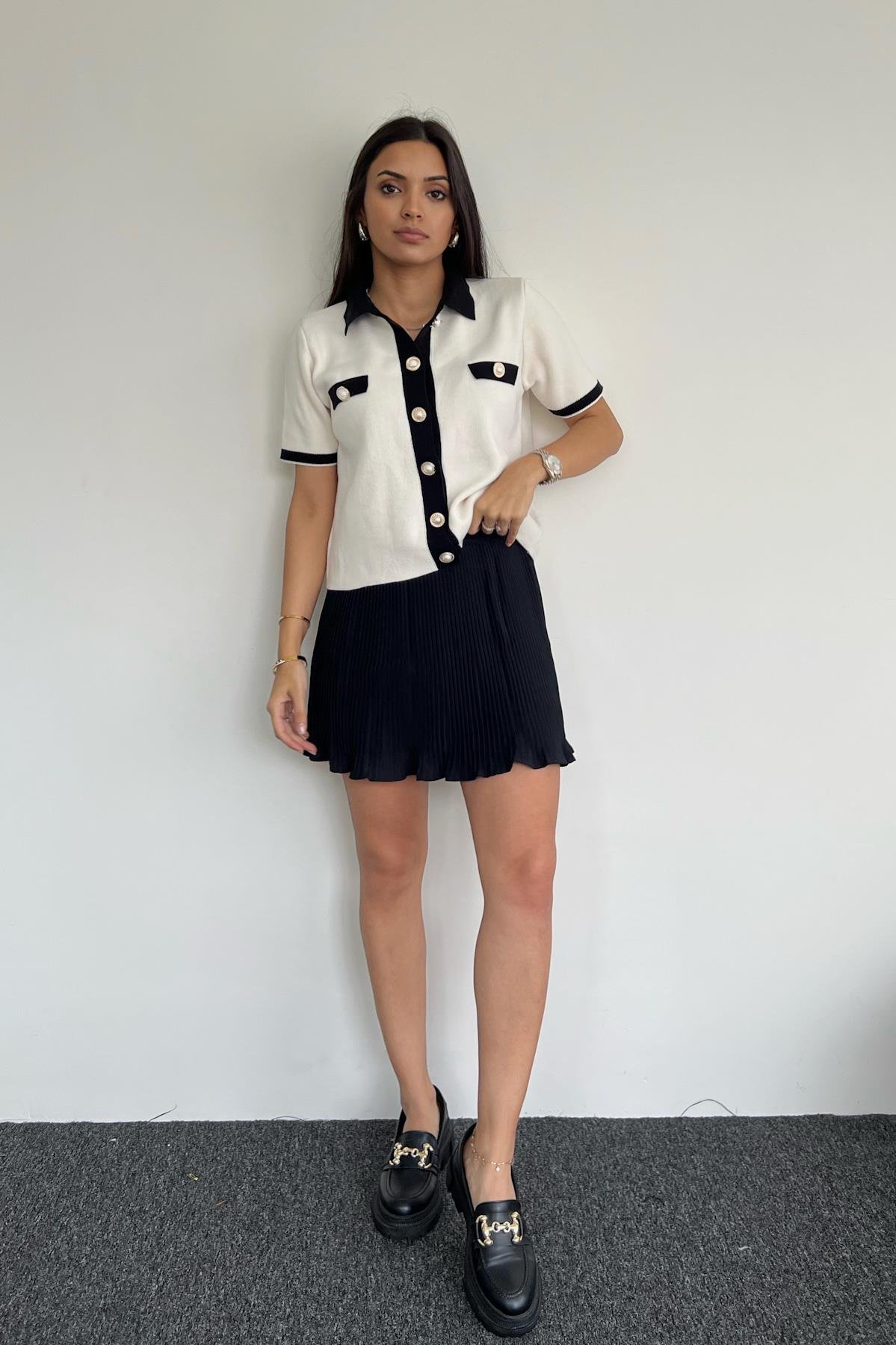 ТРИКОТАЖНЫЙ СВИТЕР С КОРОТКИМИ РУКАВАМИ И ЖЕМЧУЖНЫМИ ПУГОВИКАМИ