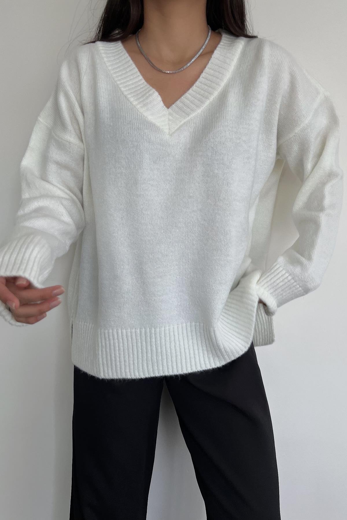 V YAKA TRİKO KAZAK KREM