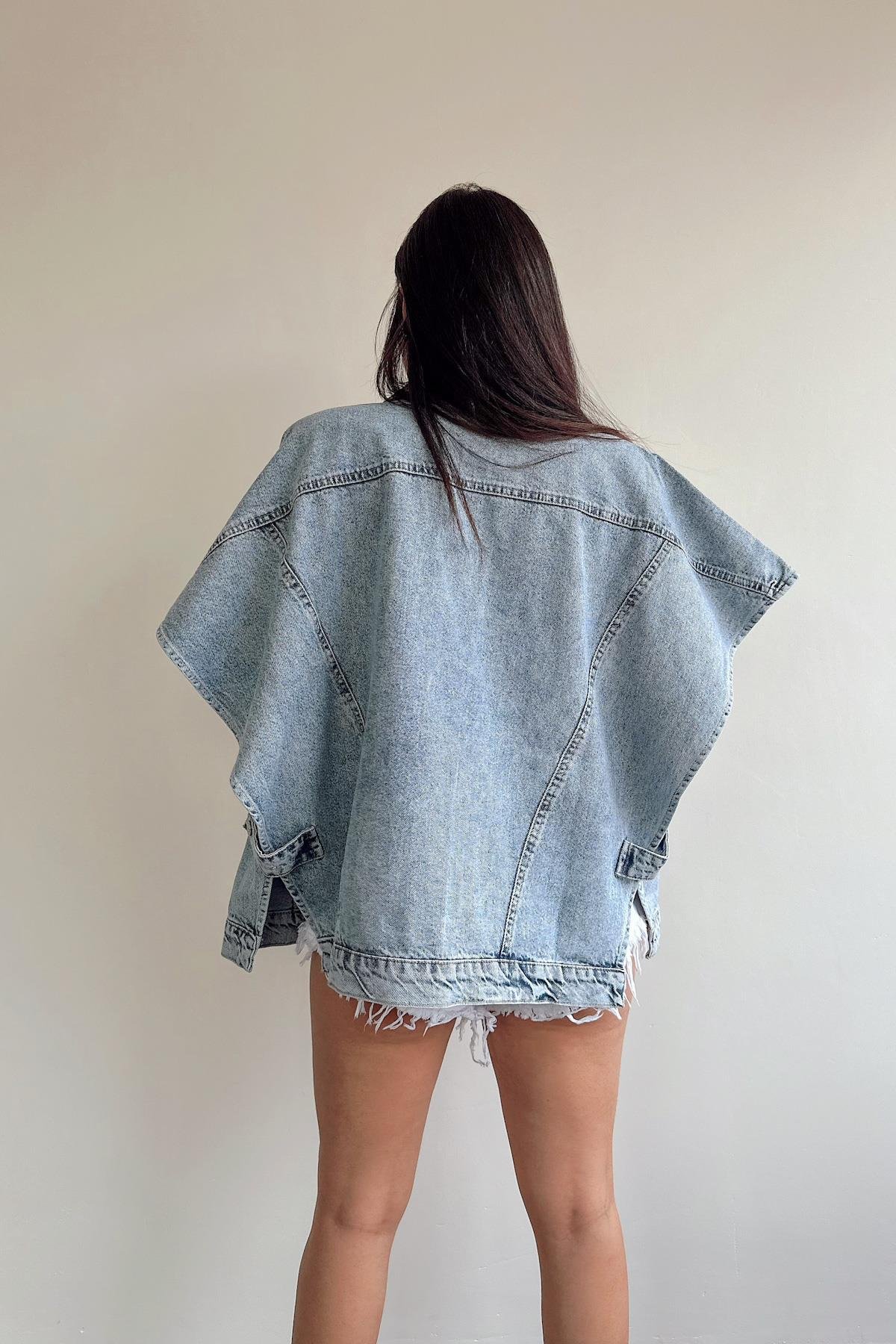 ÜBERGROßE JEANSWESTE