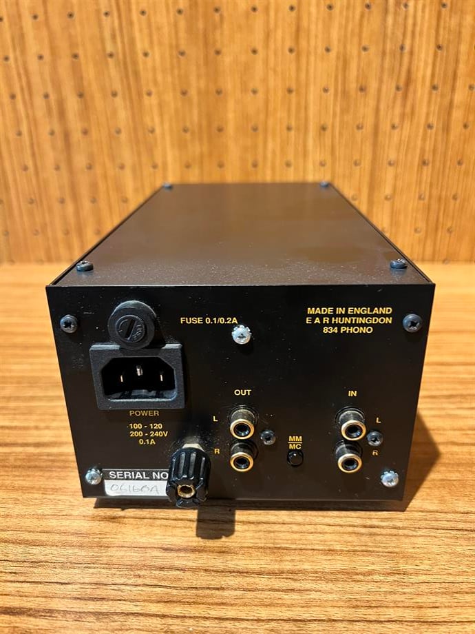 EAR 834 P  Lambalı Pikap Preamplifikatörü