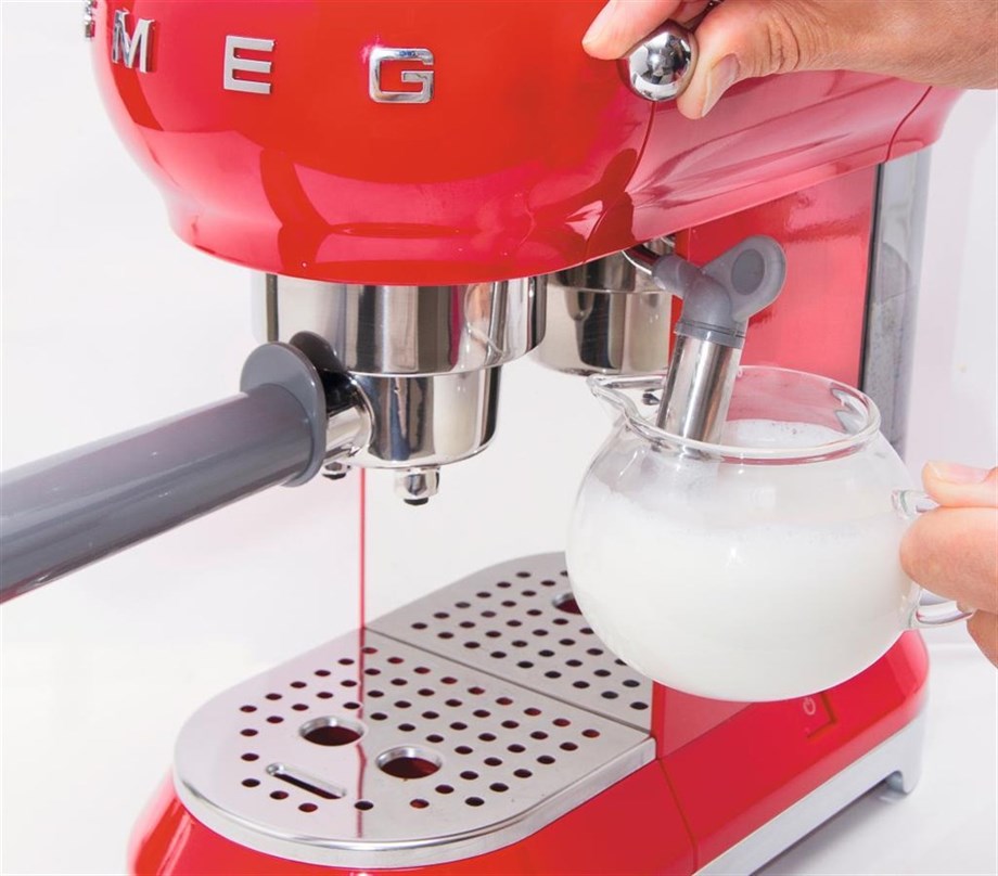SMEG Kırmızı Espresso Kahve Makinesi ECF01RDEU