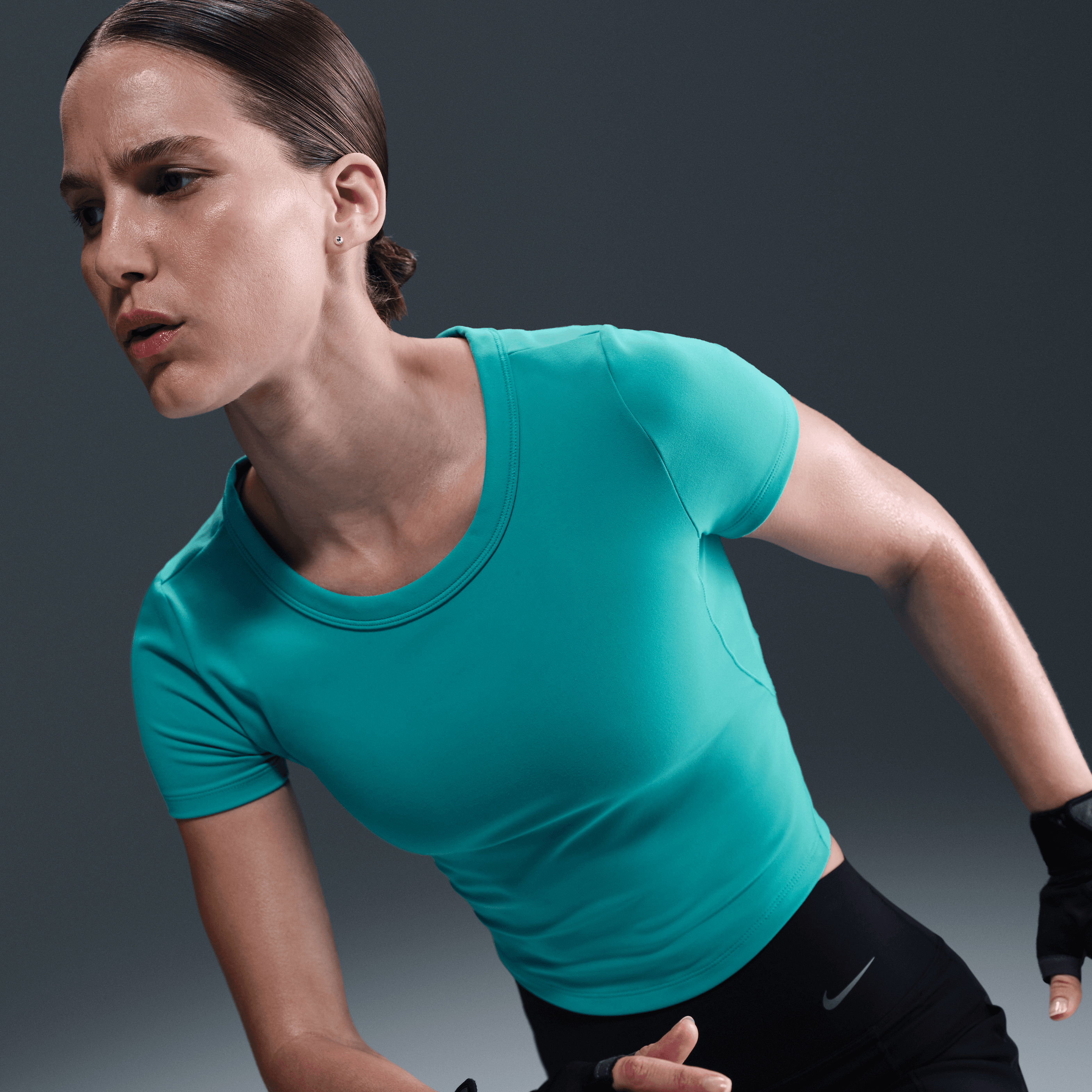 Nike One Fitted Dri-FIT Kısa Kollu Crop Kadın Üstü