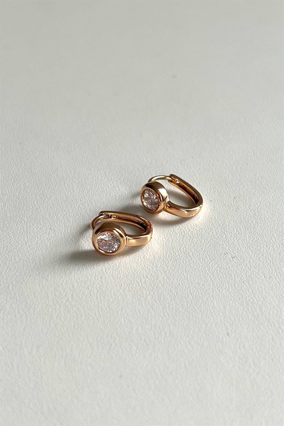 Beyaz Taşlı Mini Oval Küpe Çifti | Çelik