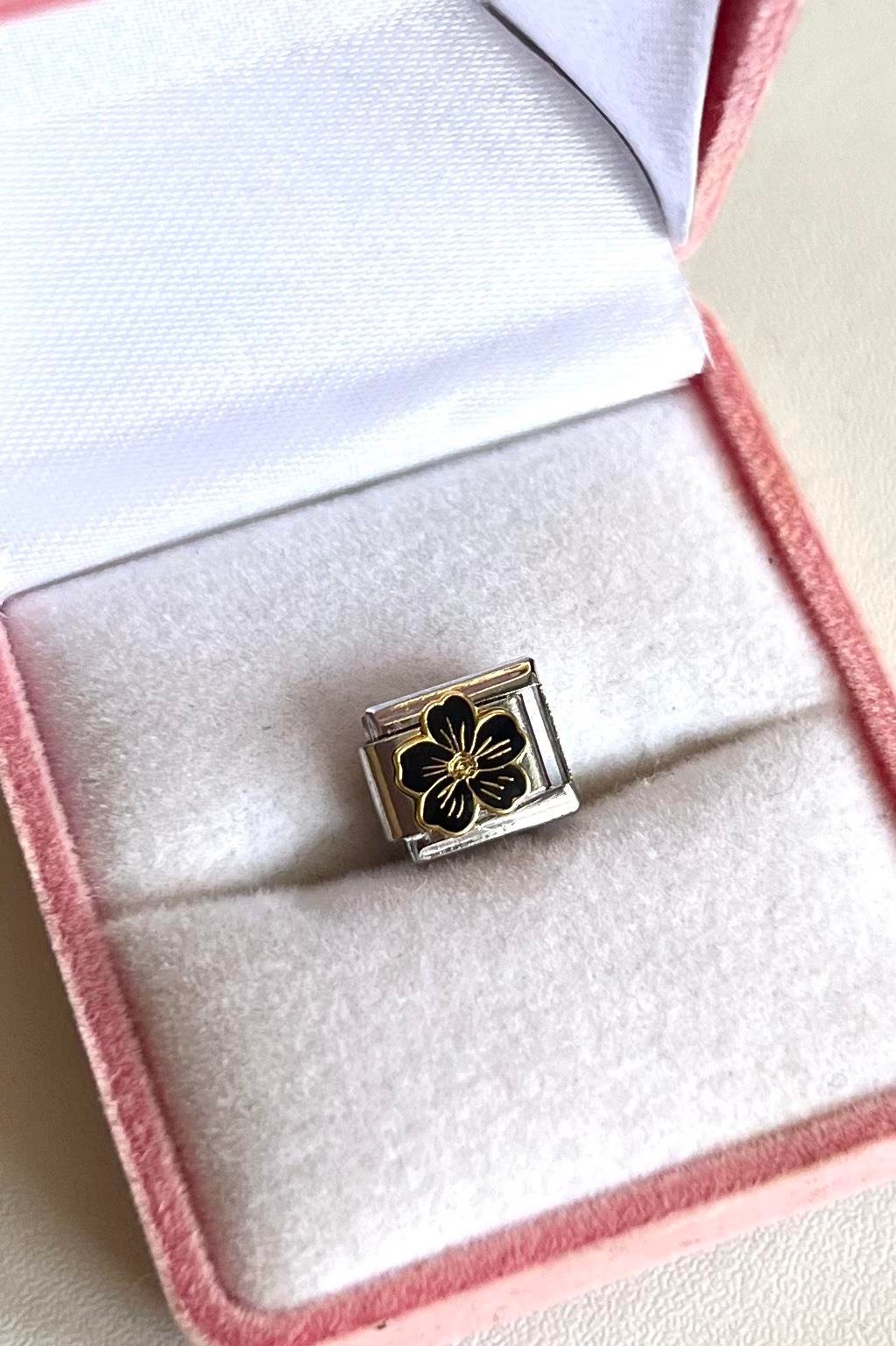 Siyah Çiçek Nomi Charm