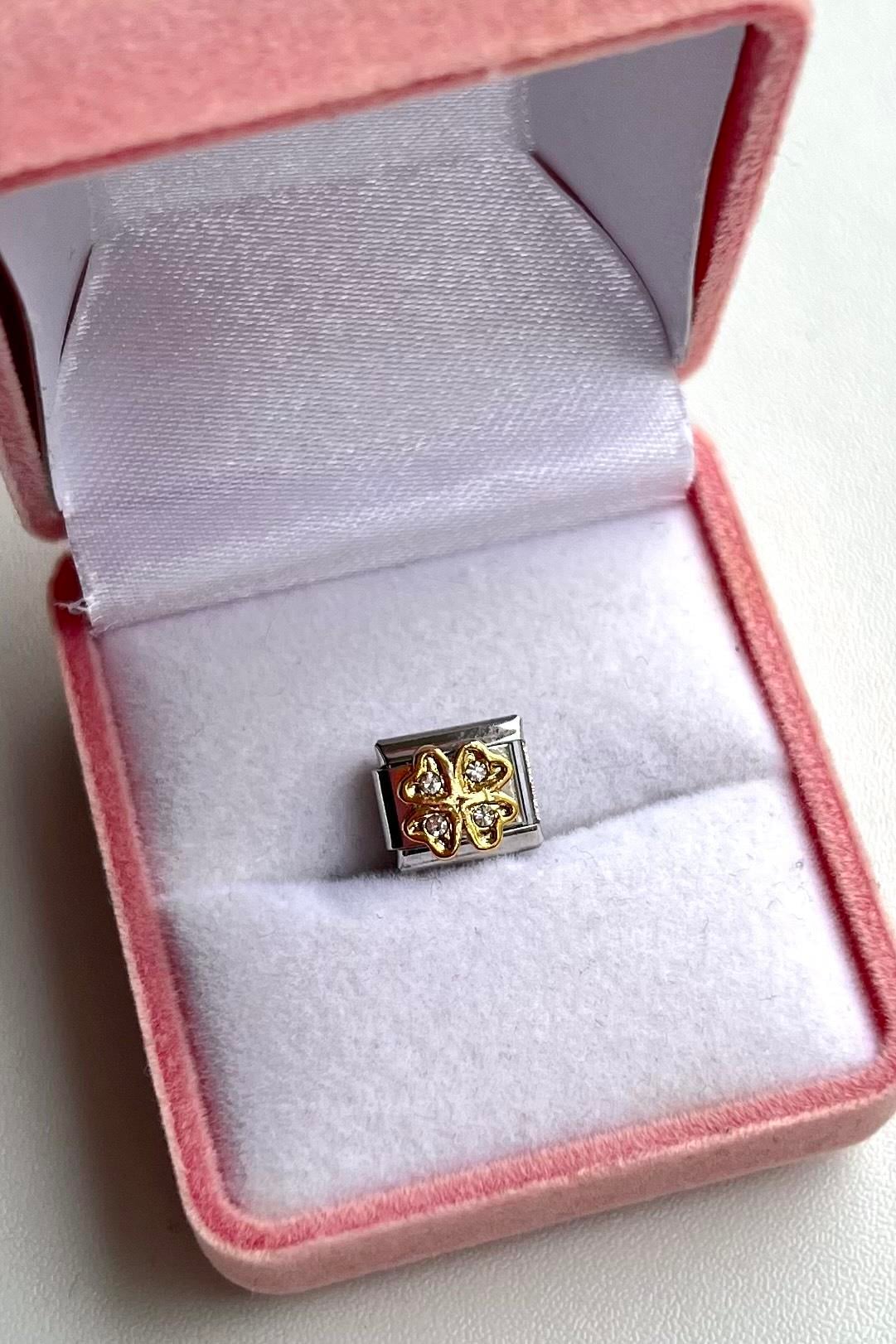 Taşlı Yonca Nomi Charm