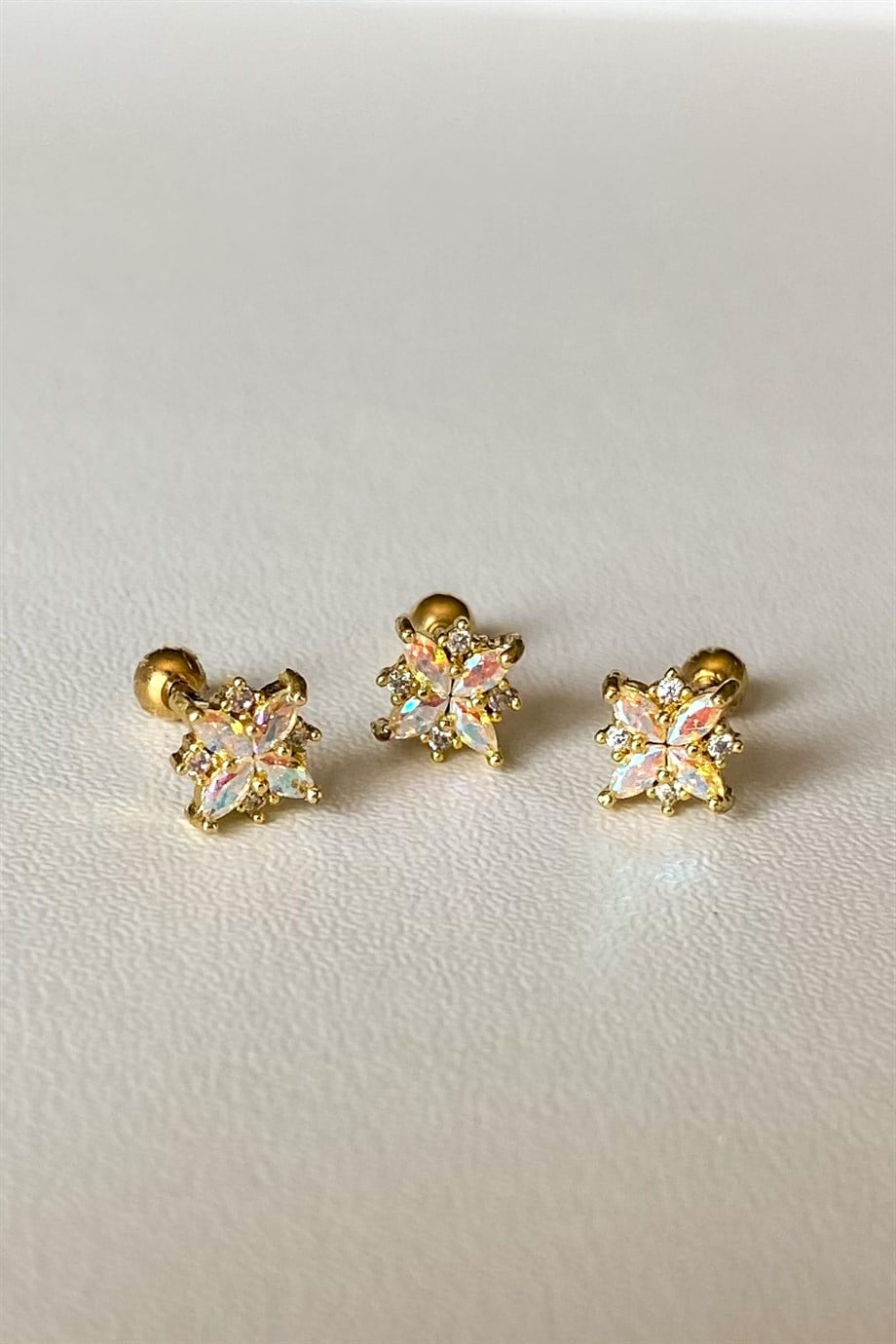 Yansıma Taşlı Çiçek Piercing | Cerrahi Çelik