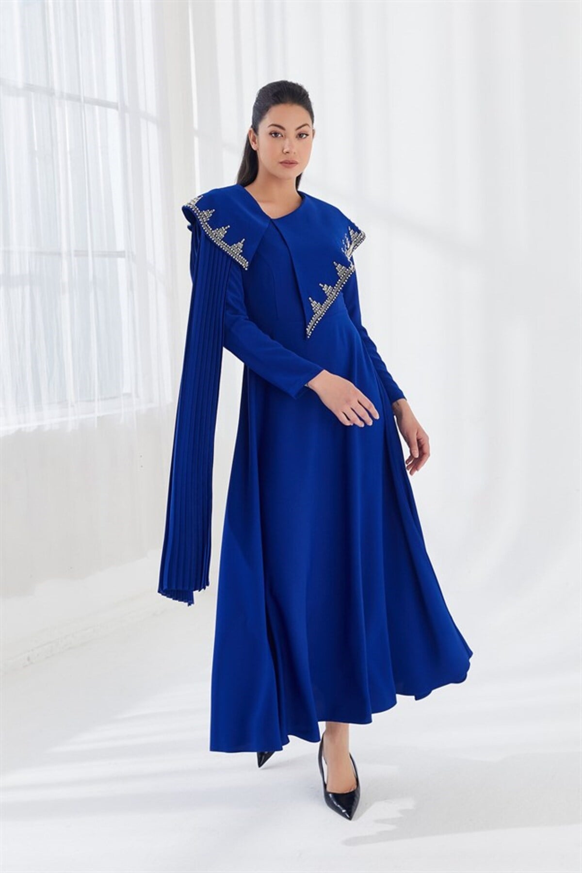 Asimetrik Yaka Taş İşlemeli Elbise Saks