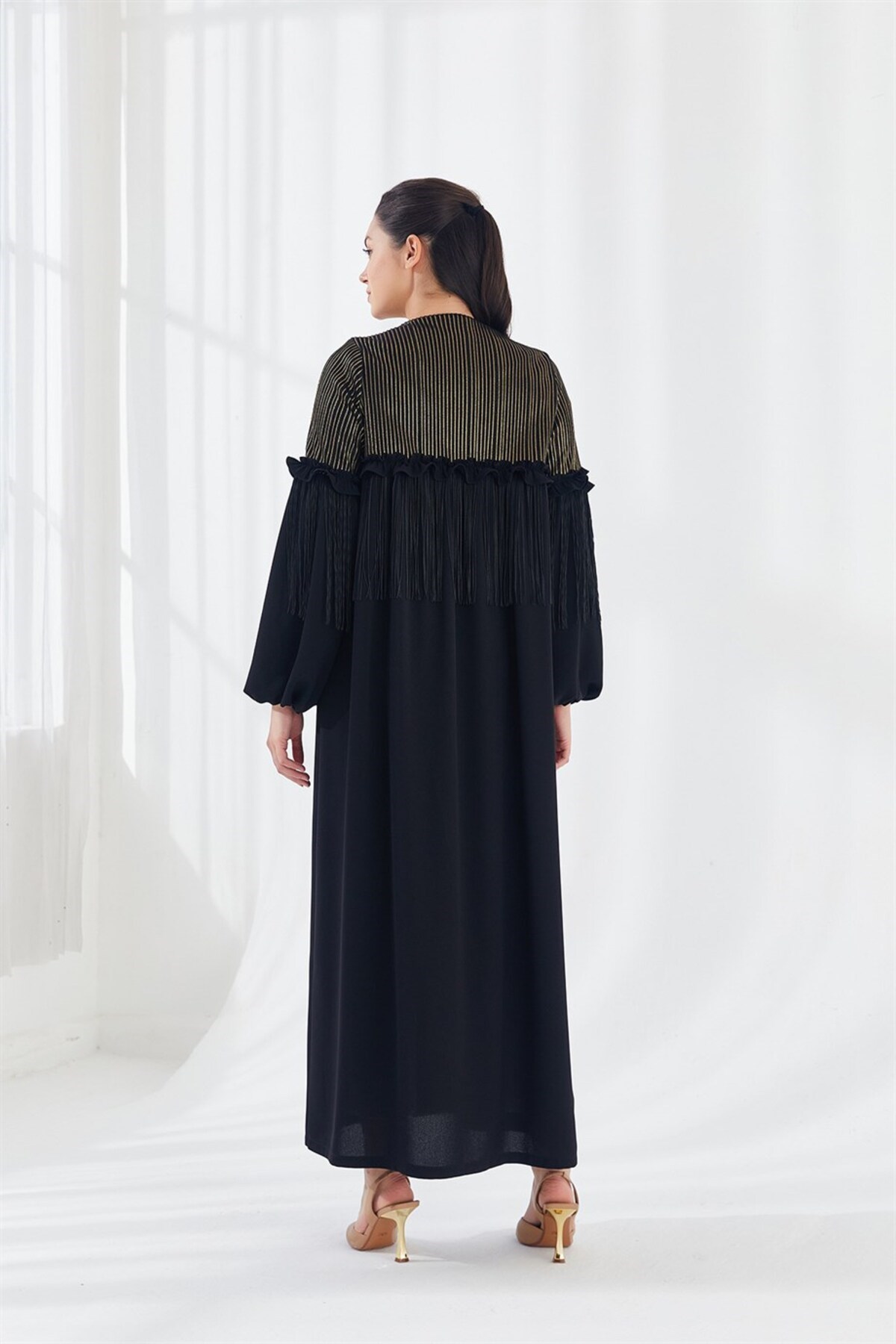 Boncuk İşlemeli Püsküllü Abaya Siyah