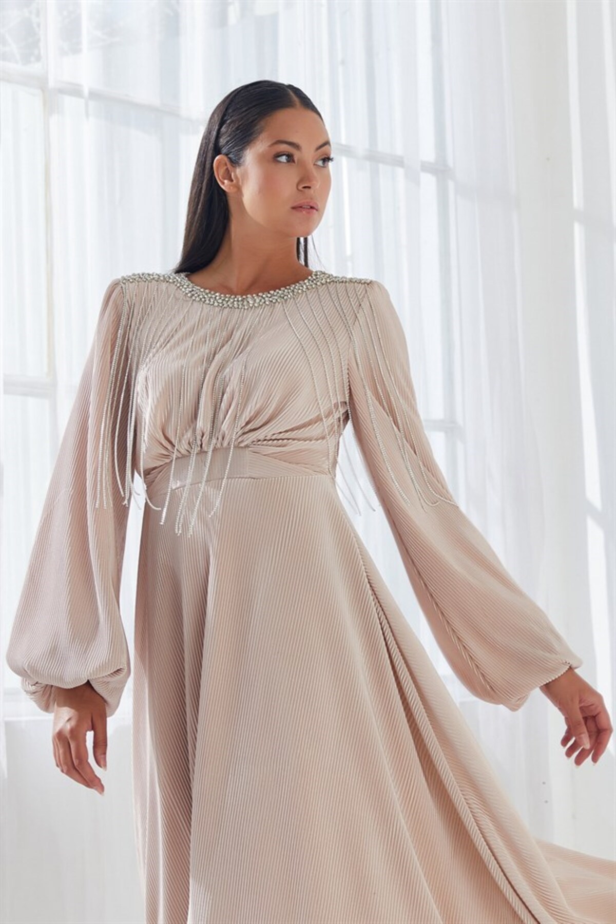 Pliseli Taş İşlemeli Elbise Pudra