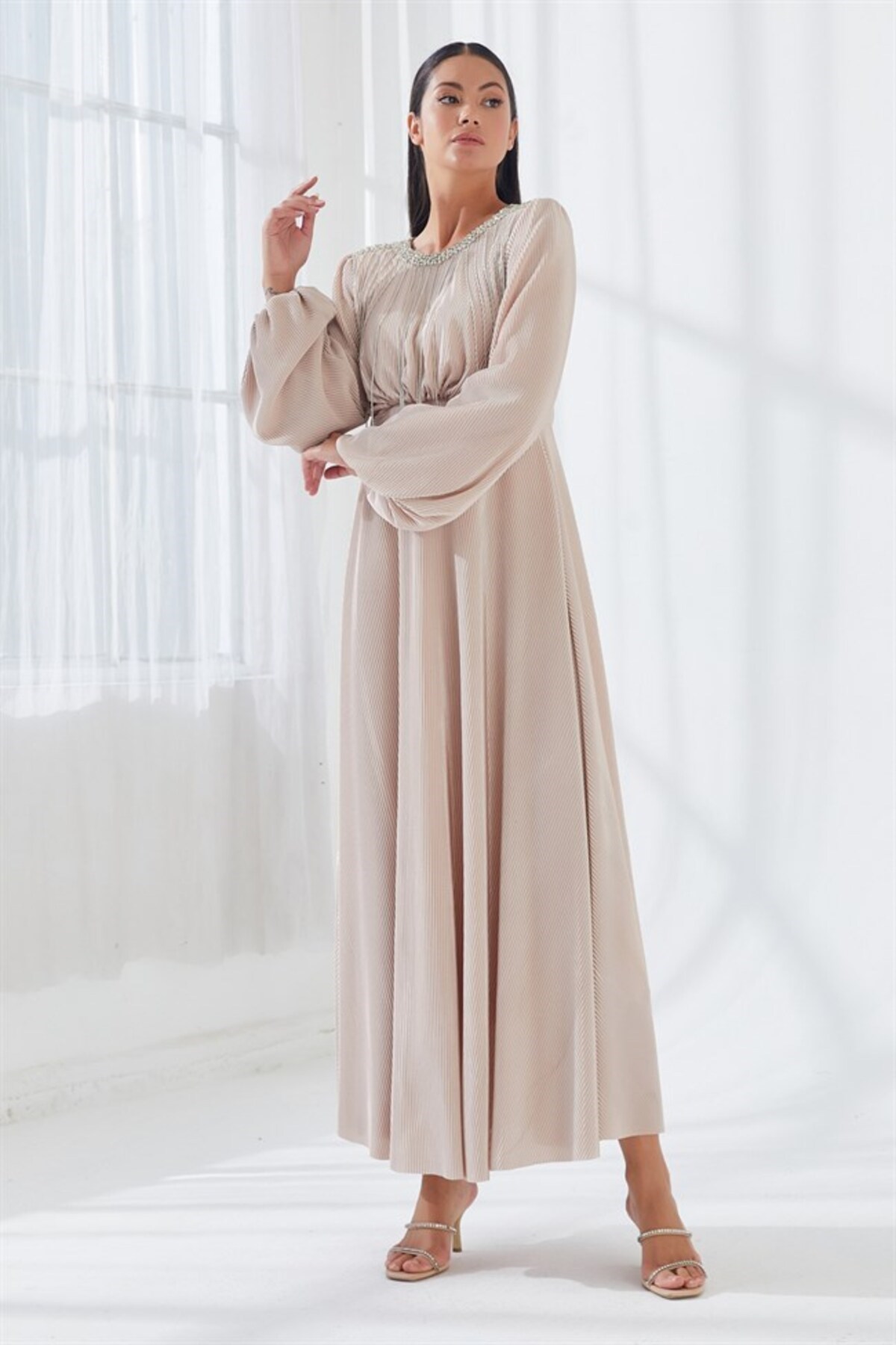 Pliseli Taş İşlemeli Elbise Pudra