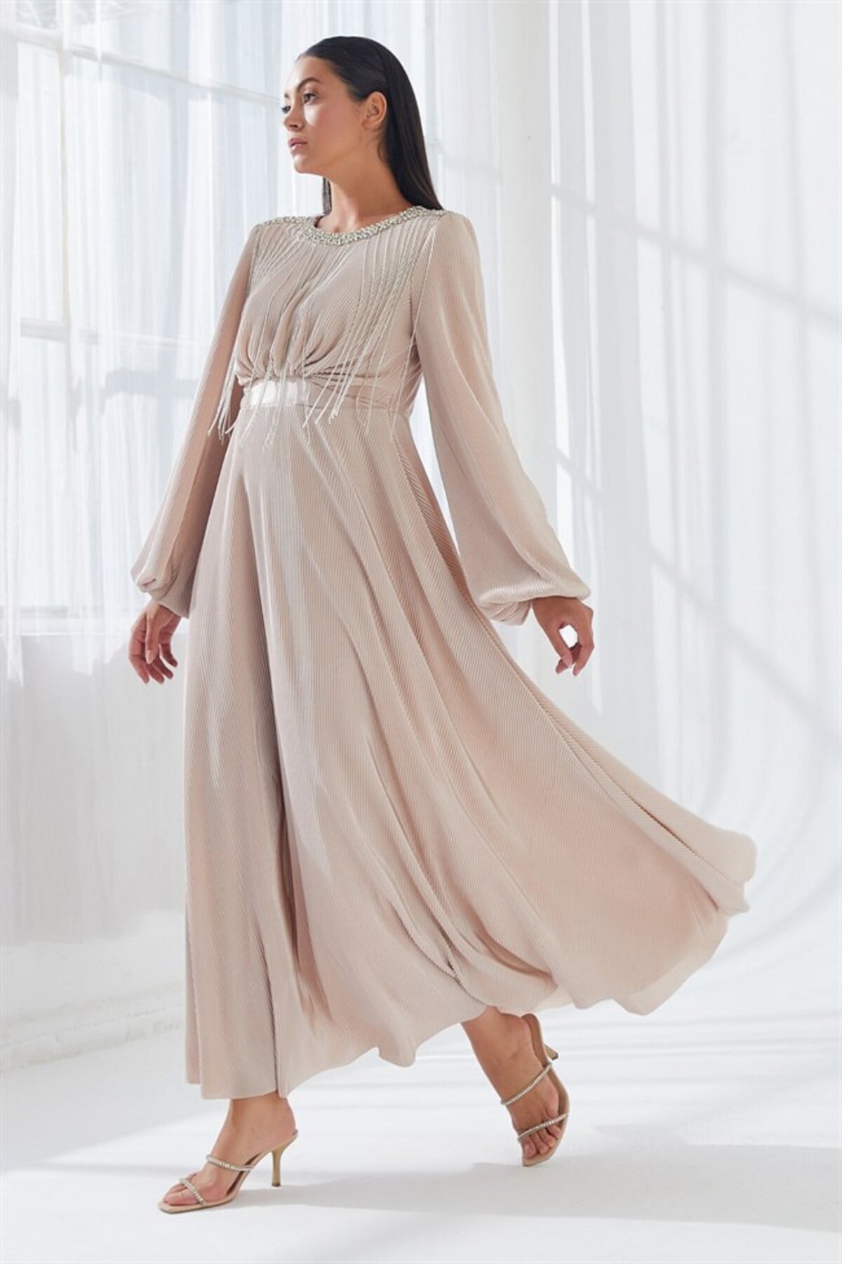 Pliseli Taş İşlemeli Elbise Pudra