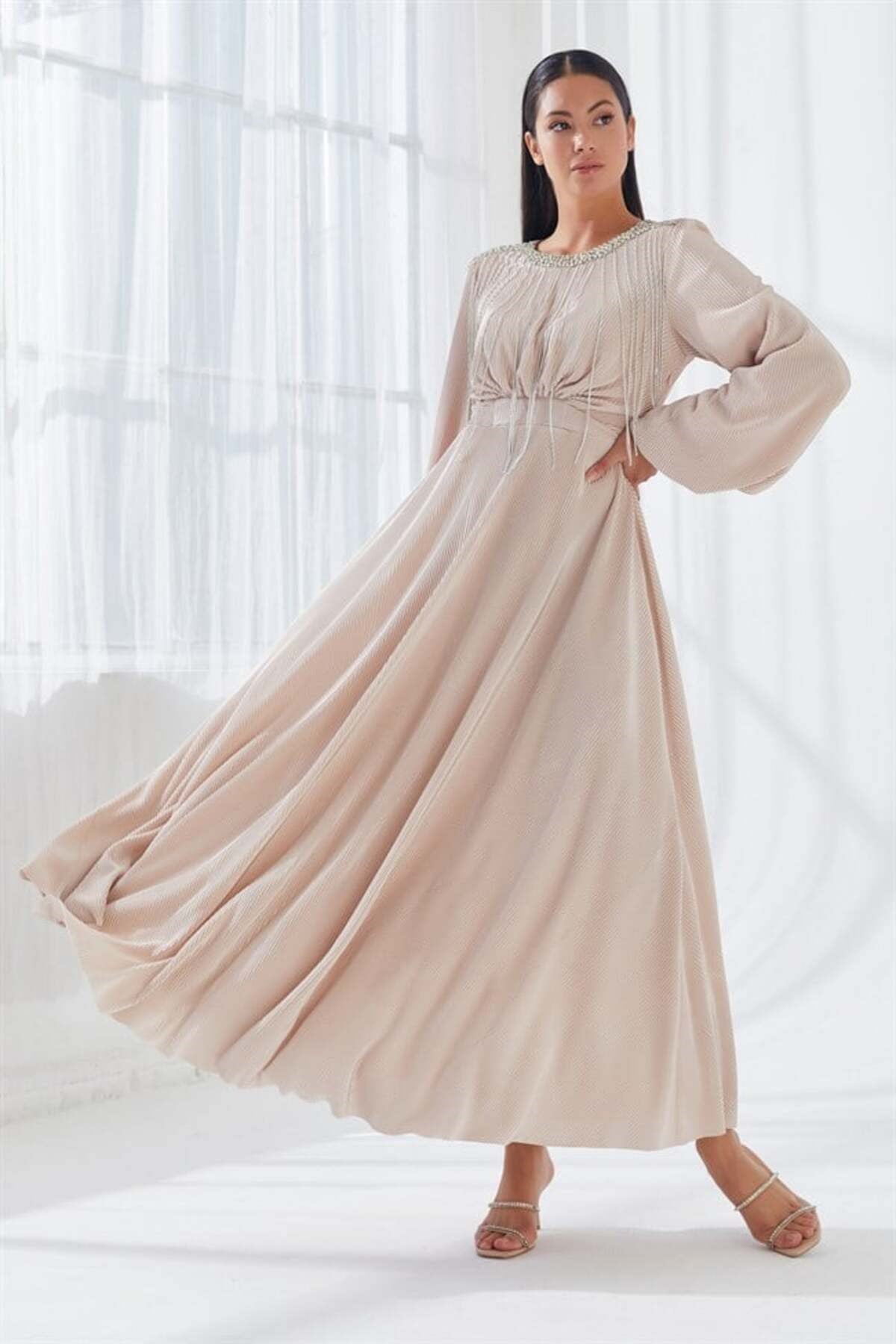 Pliseli Taş İşlemeli Elbise Pudra