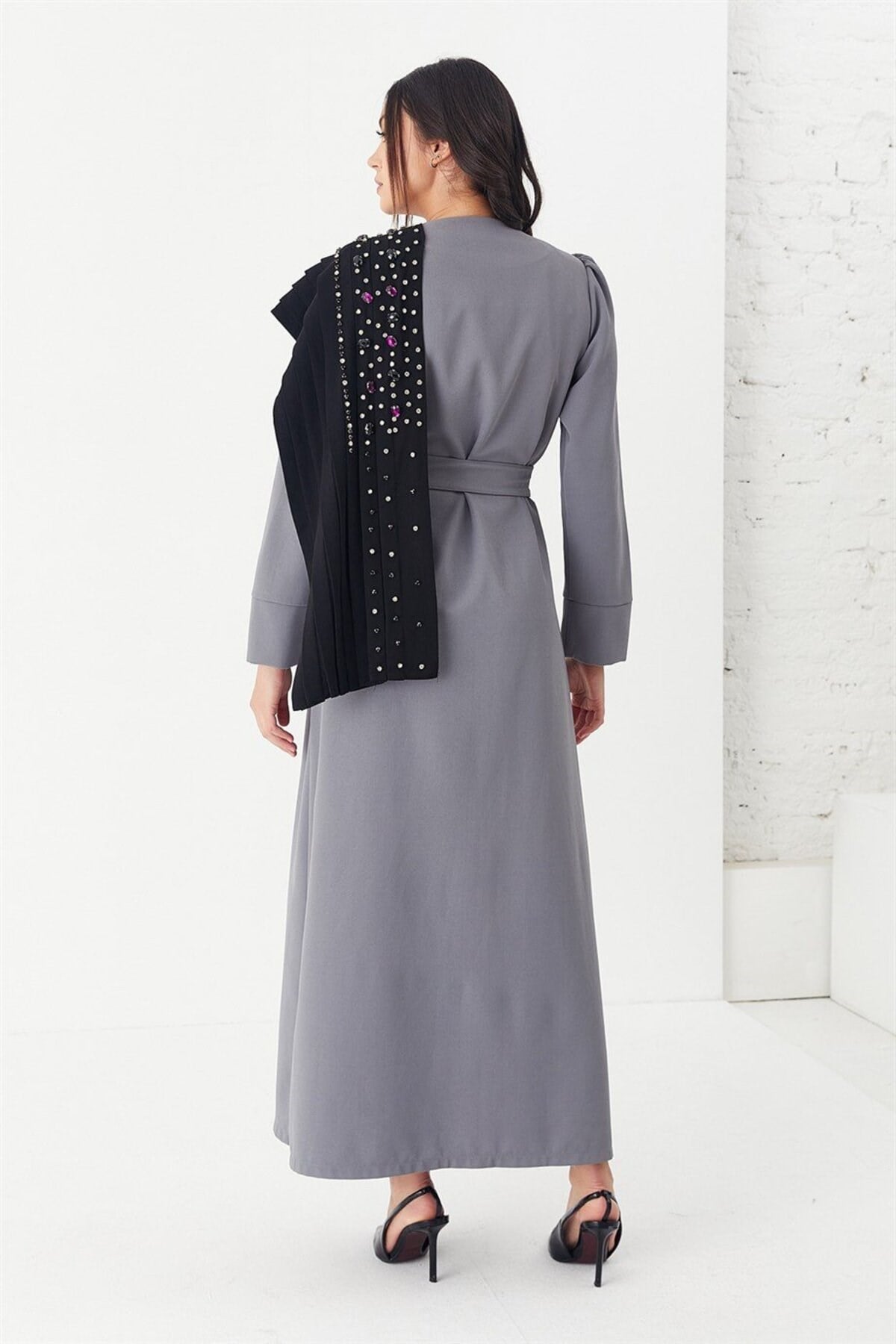 Taş İşlemeli Kuşaklı Abaya Gri