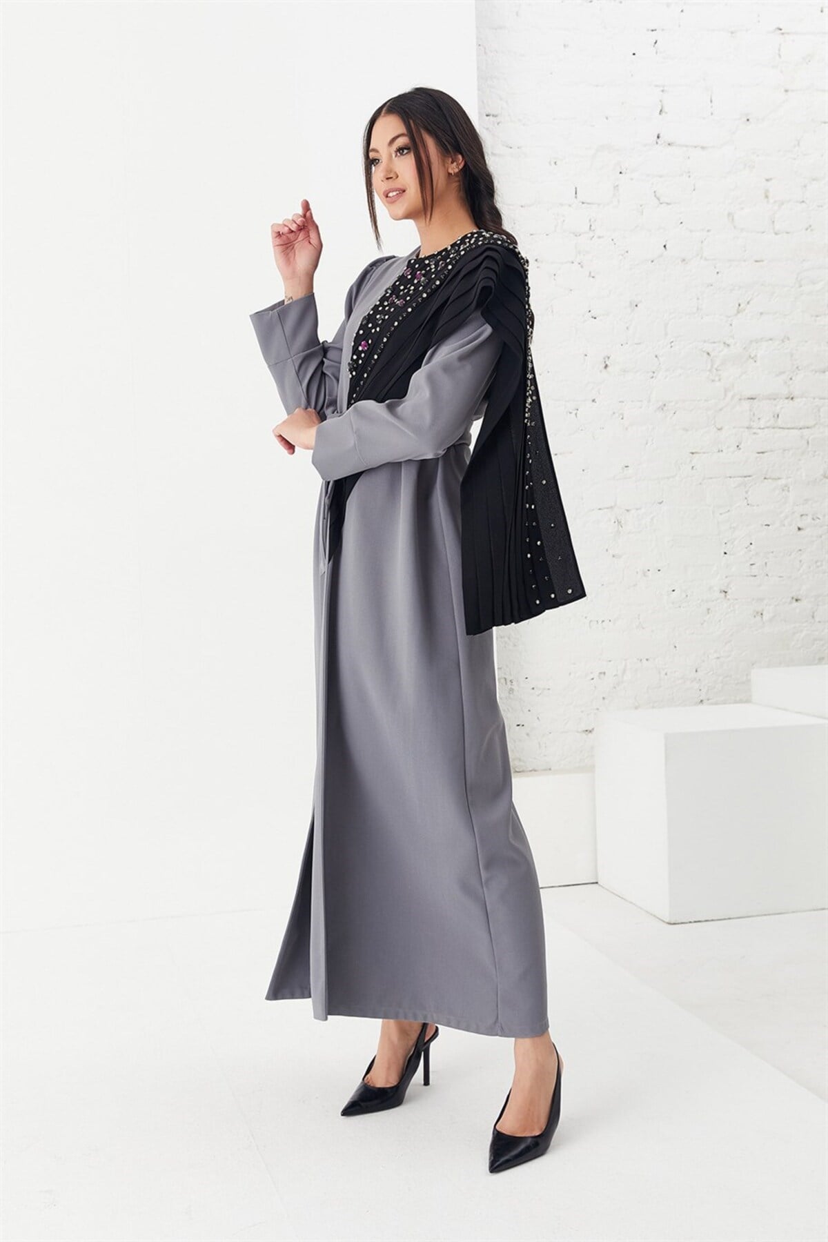 Taş İşlemeli Kuşaklı Abaya Gri