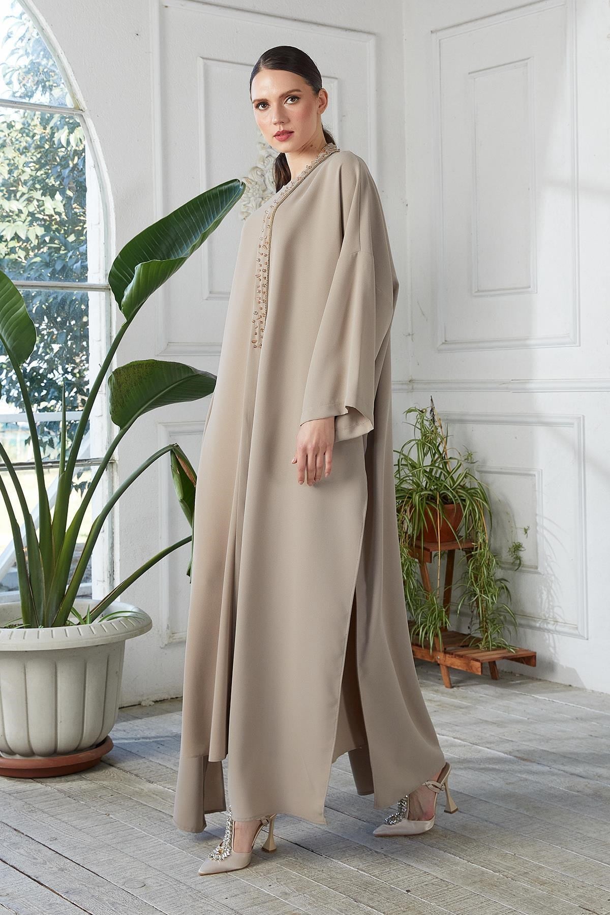 Yakası El İşlemeli Abaya Bej