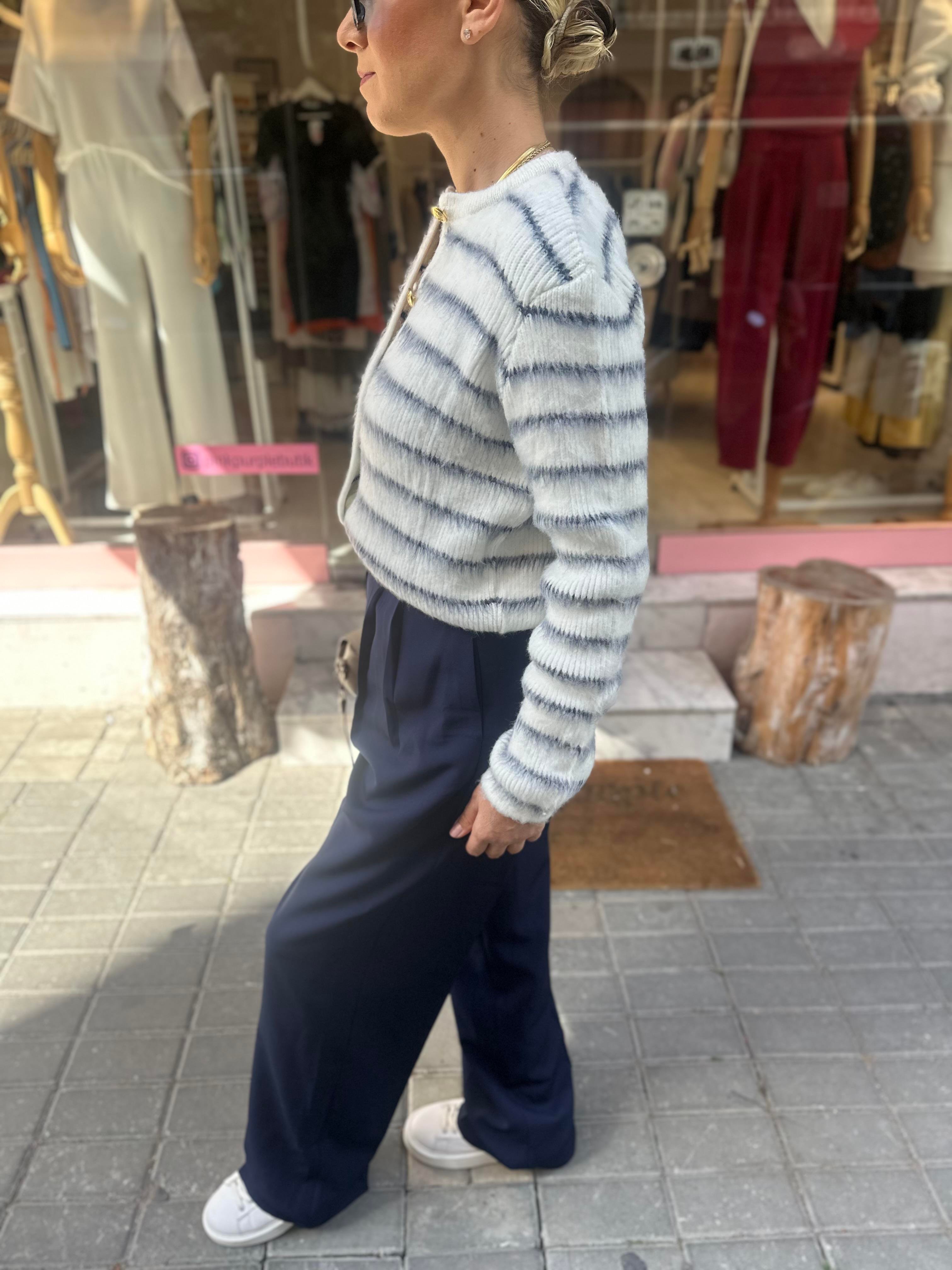 Beyaz Lacivert Çizgili Hırka