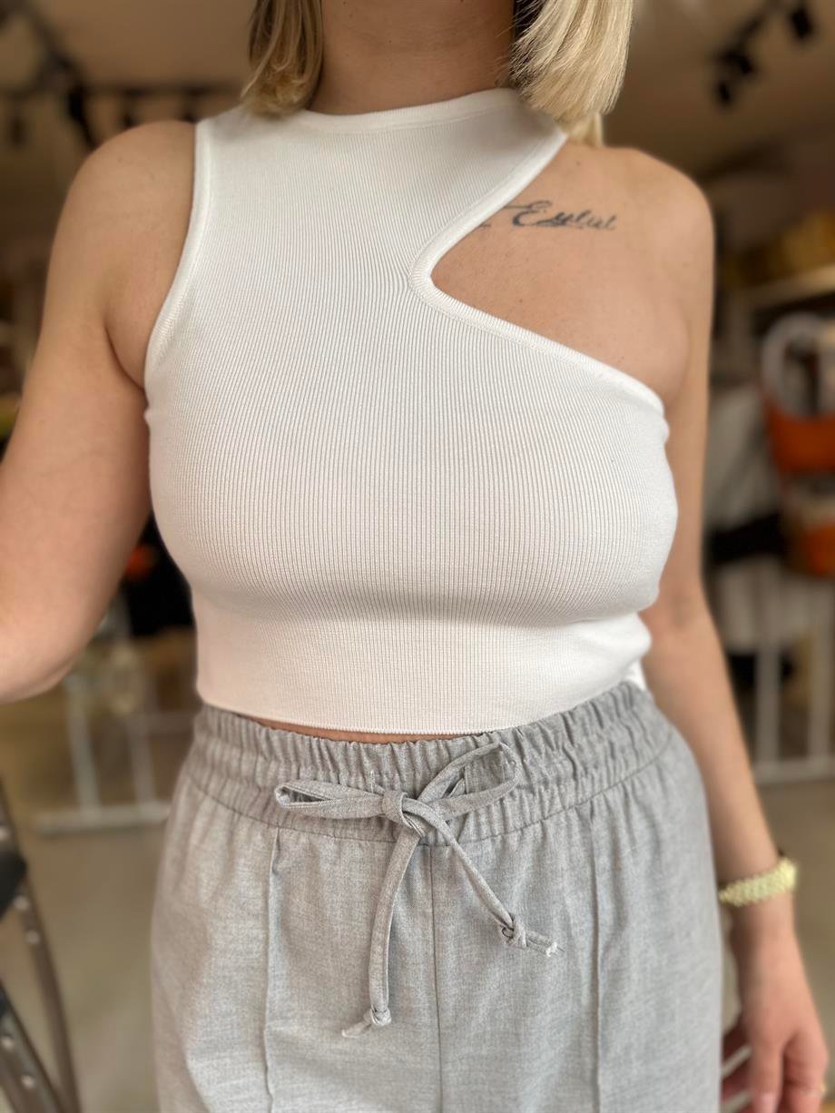 Beyaz Yaka Detay Crop