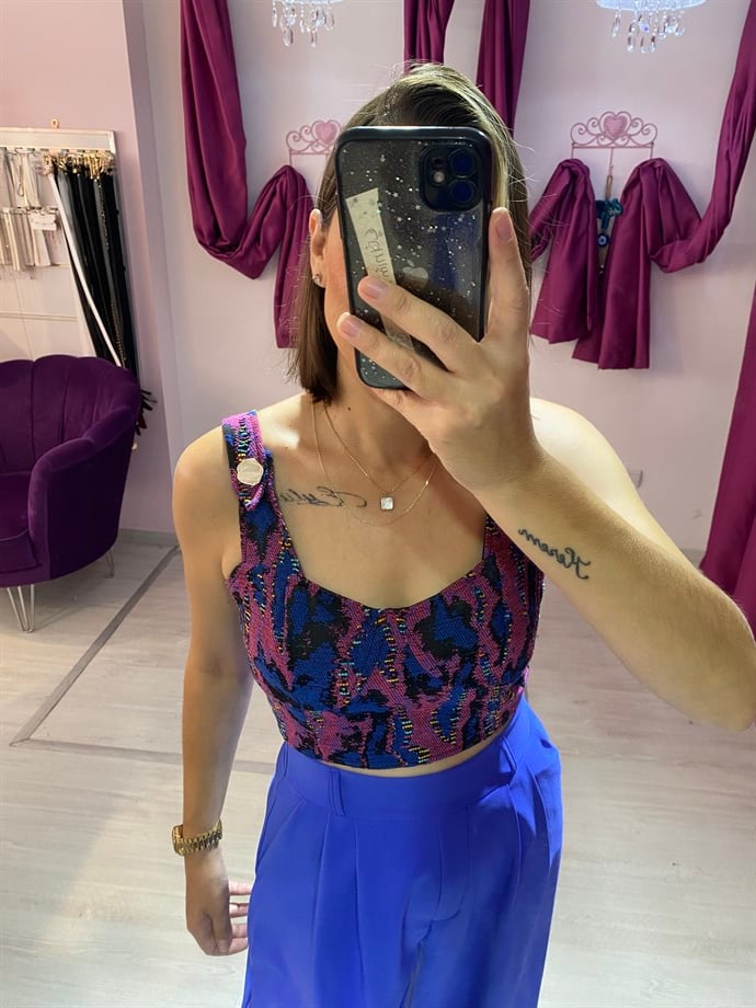 Desenli Metal Düğmeli Crop