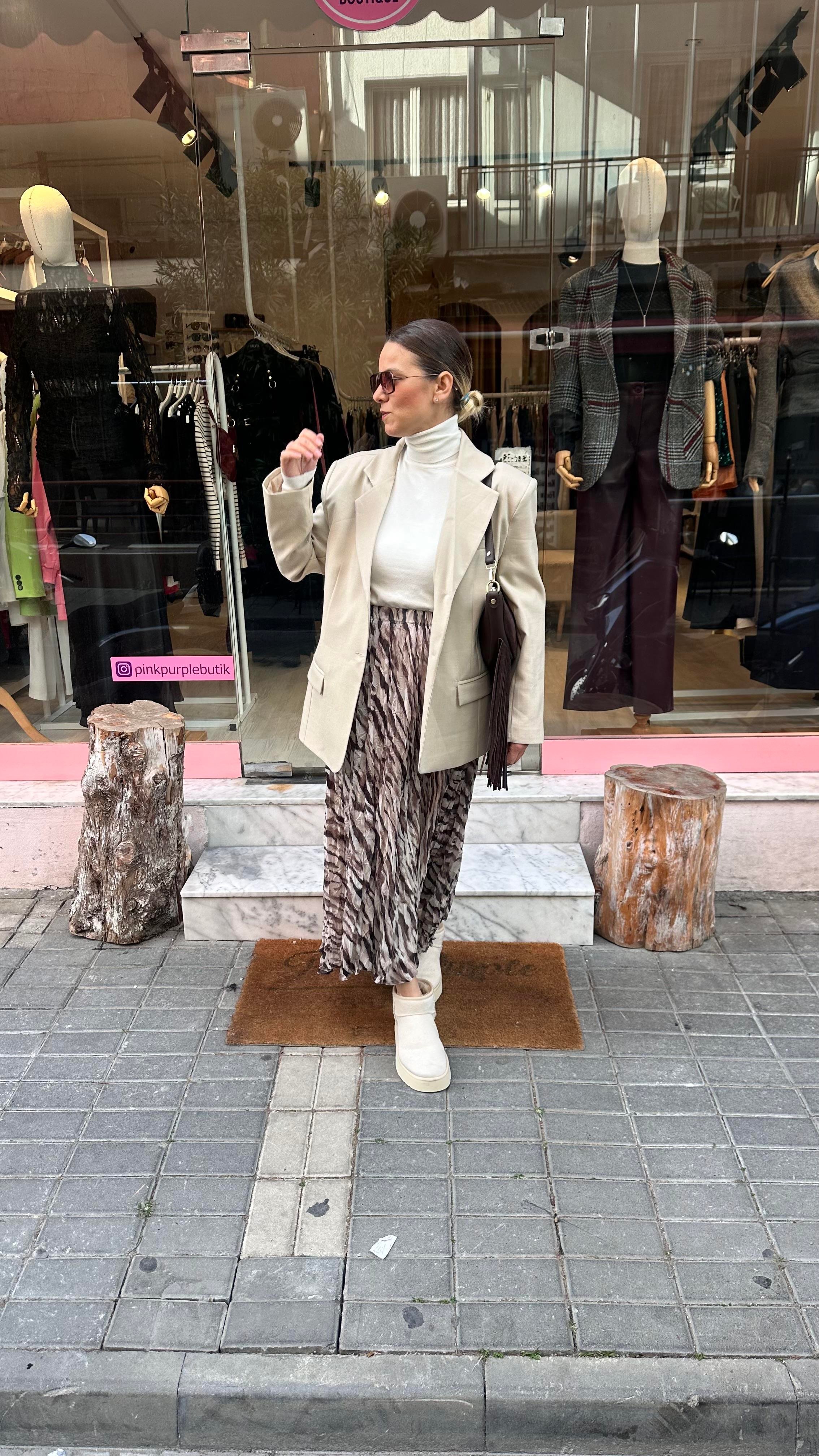 Ekru Gold Düğmeli Boğazlı Triko