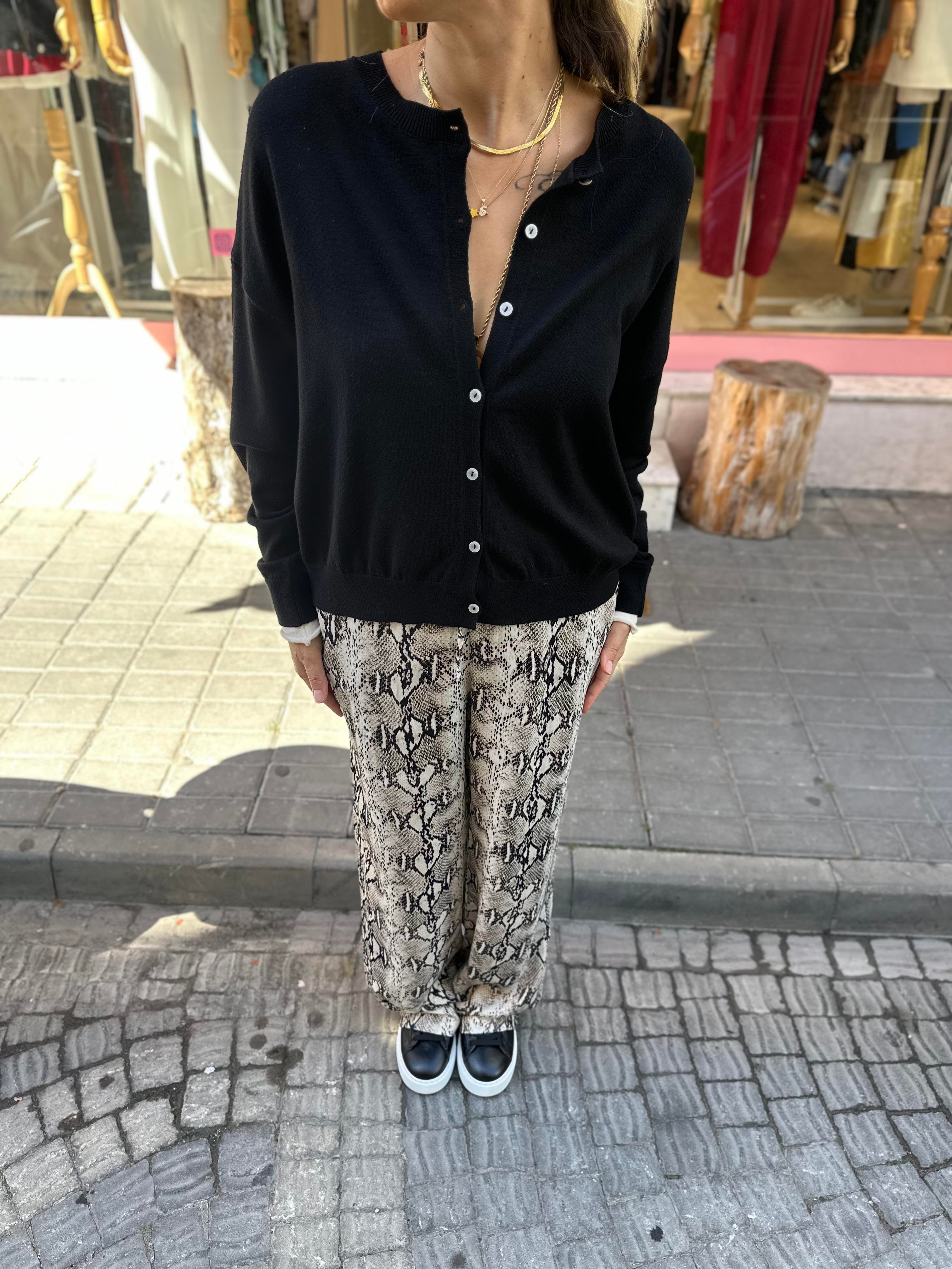 Siyah Beyaz Manşetli Hırka